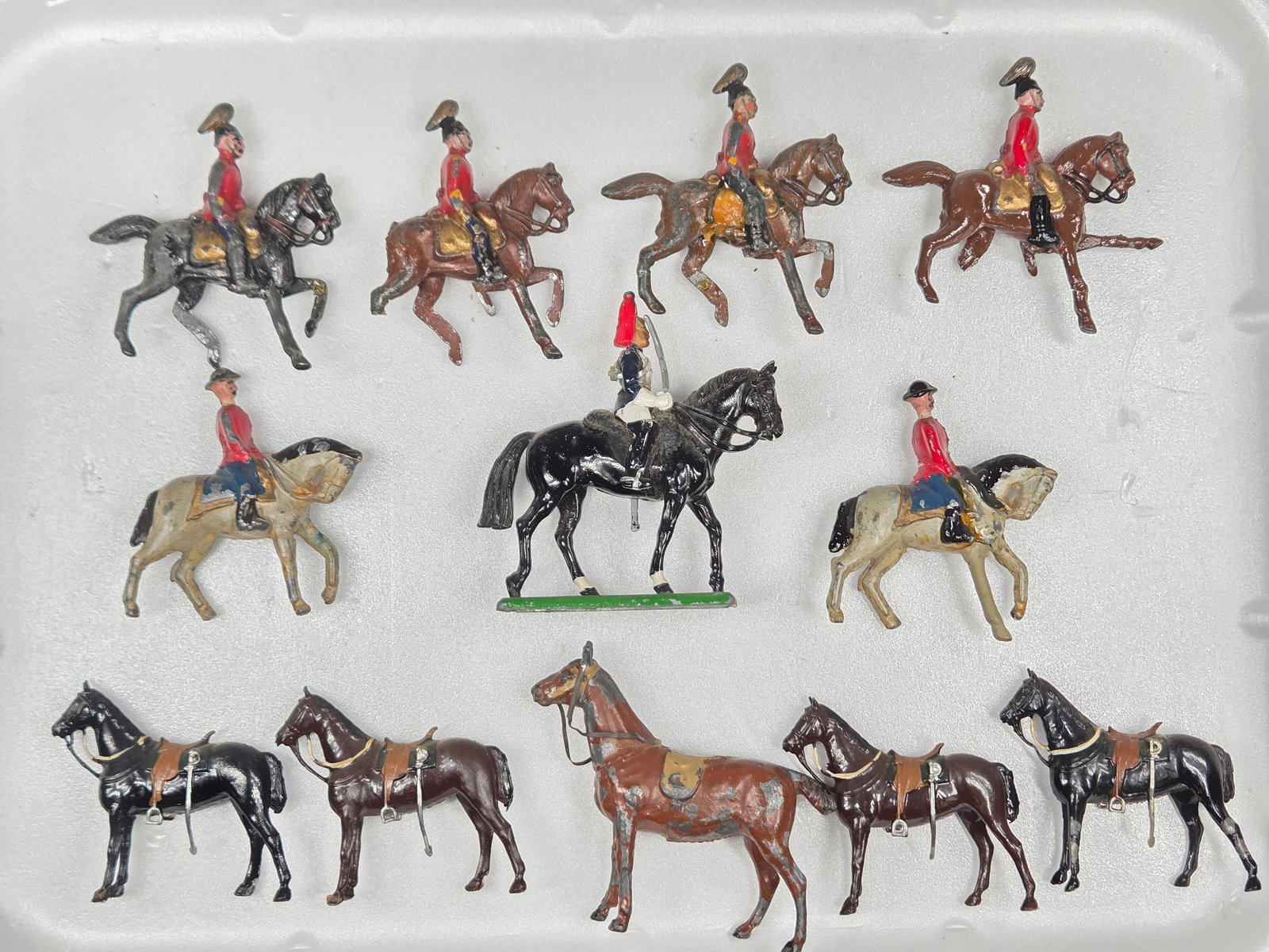 ASSORTED LOT OF VARIOUS VINTAGE LEAD SOLDIERS & HORSE (1 of 4)