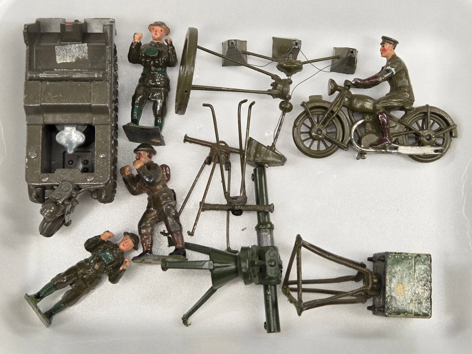 VARIOUS VINTAGE BRITAIN SOLDIERS & ACCESSORIES: ALL REMAIN IN GOOD CONDITION, SHOWING SOME TYPICAL WEAR.