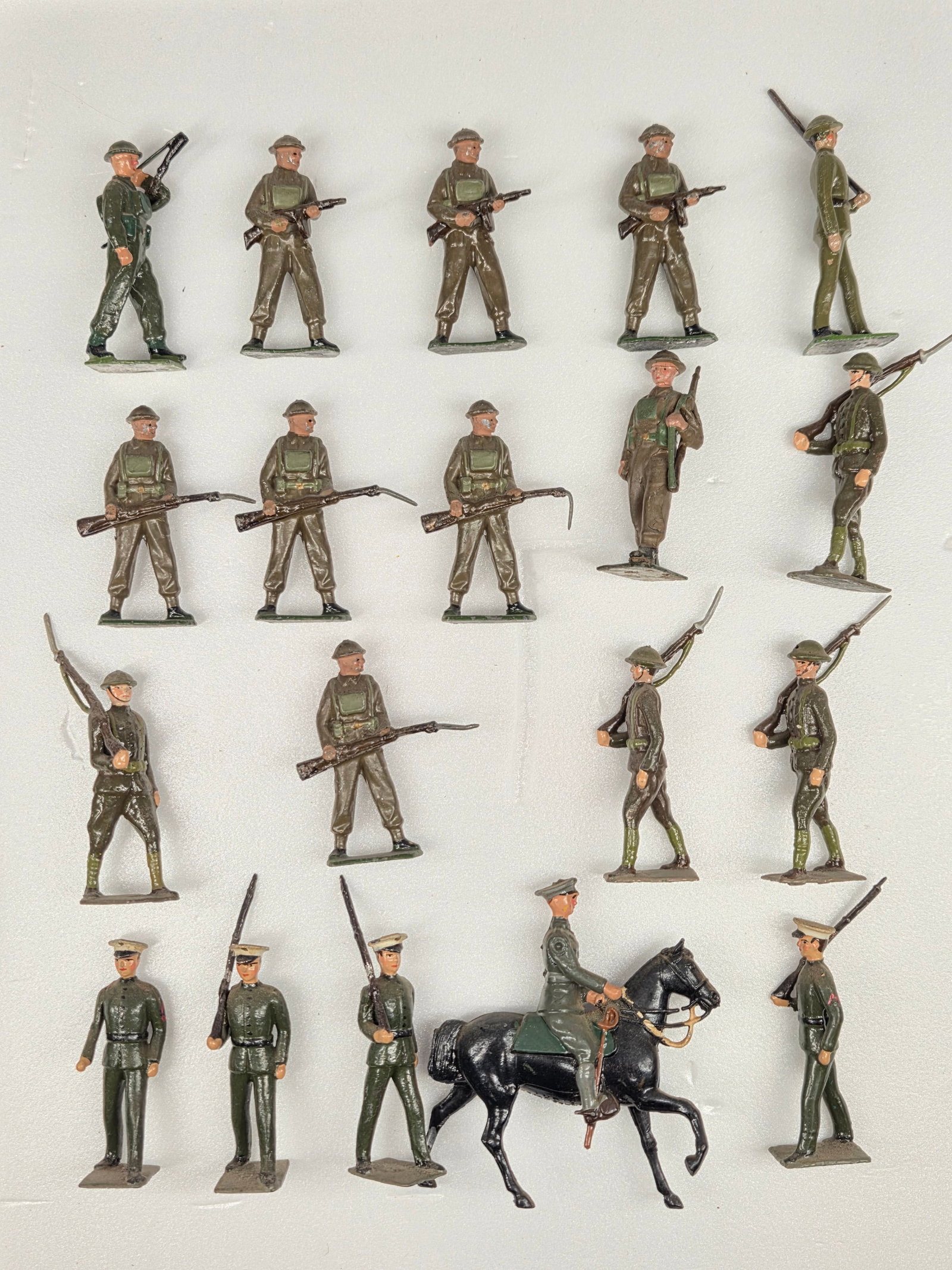 VARIOUS VINTAGE BRITAIN LEAD SOLDIERS: ALL REMAIN IN FAIR TO GOOD CONDITION, SHOWING SOME TYPICAL USAGE / PAINT WEAR.