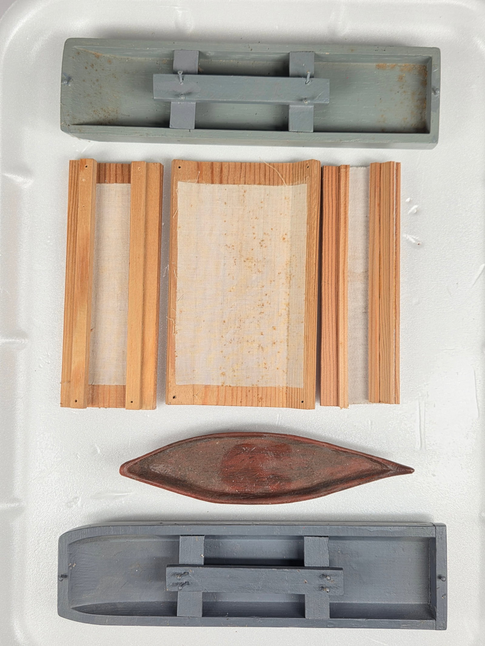 VARIOUS WOODEN SOLDIER DIORAMA PARTS: ALL REMAIN IN GOOD CONDITION.