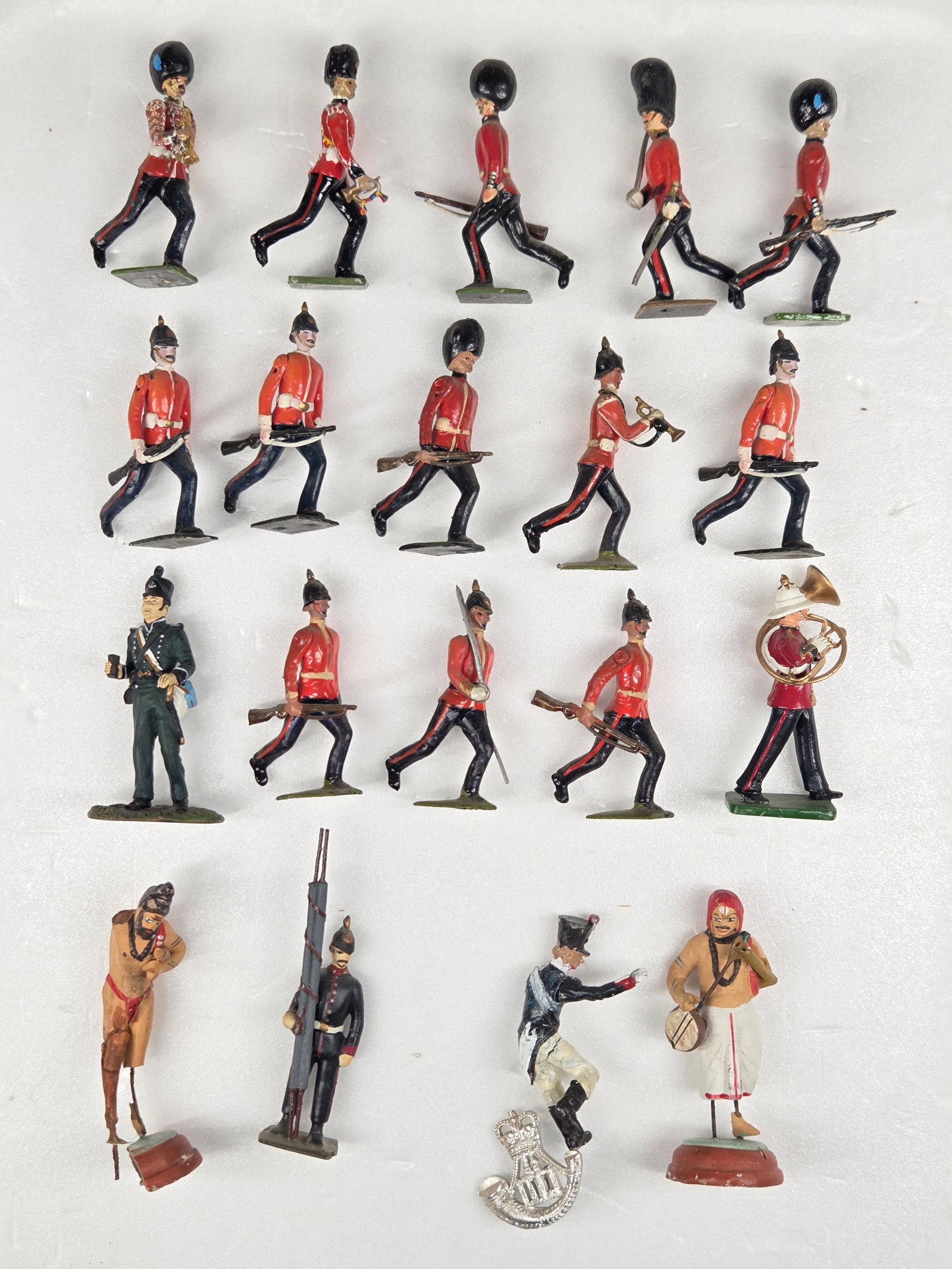 ASSORTED LOT MOSTLY VINTAGE BRITAIN SOLDIERS (1 of 7)
