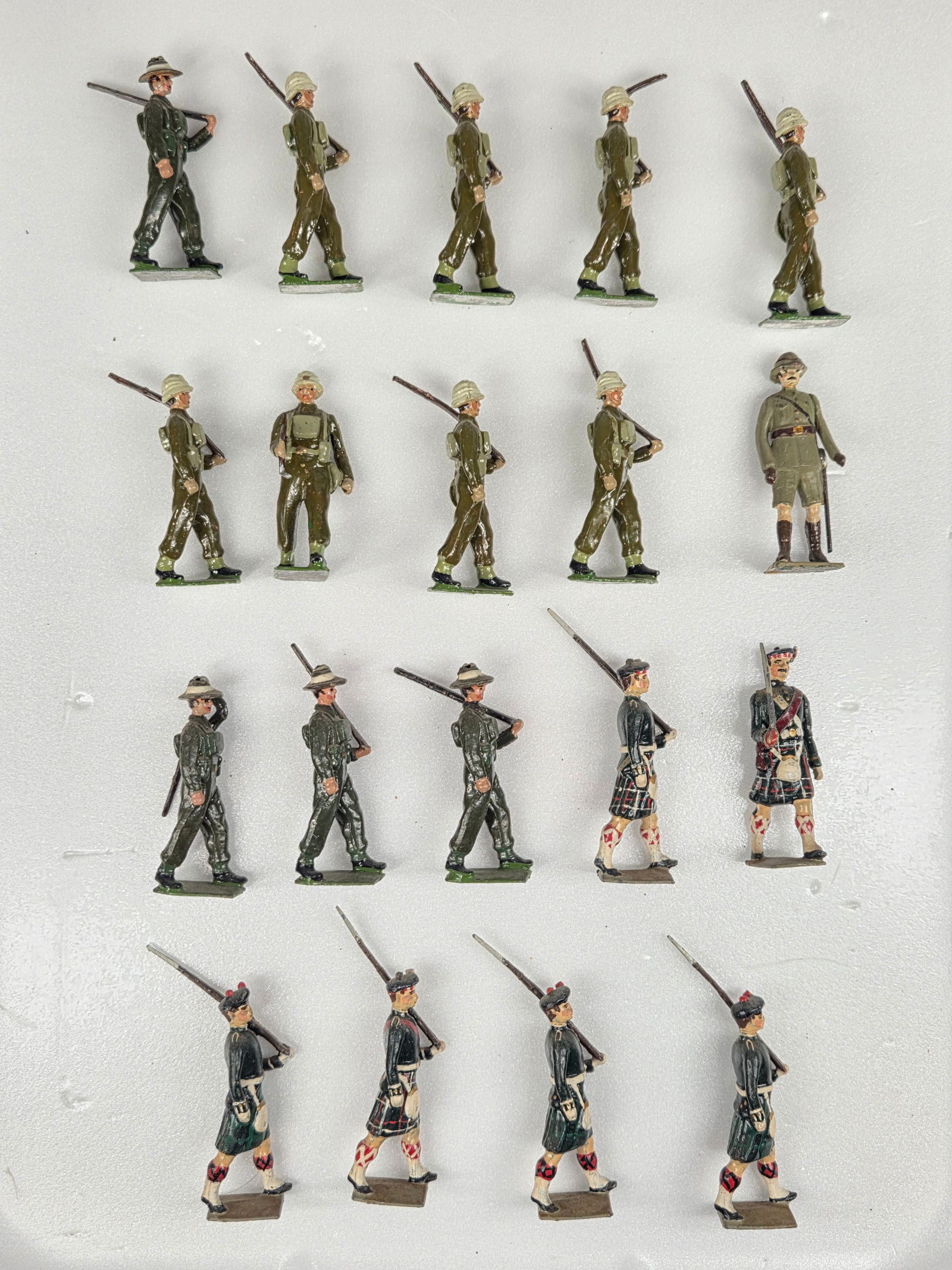 ASSORTED LOT OF VARIOUS VINTAGE BRITAIN SOLDIERS (1 of 6)