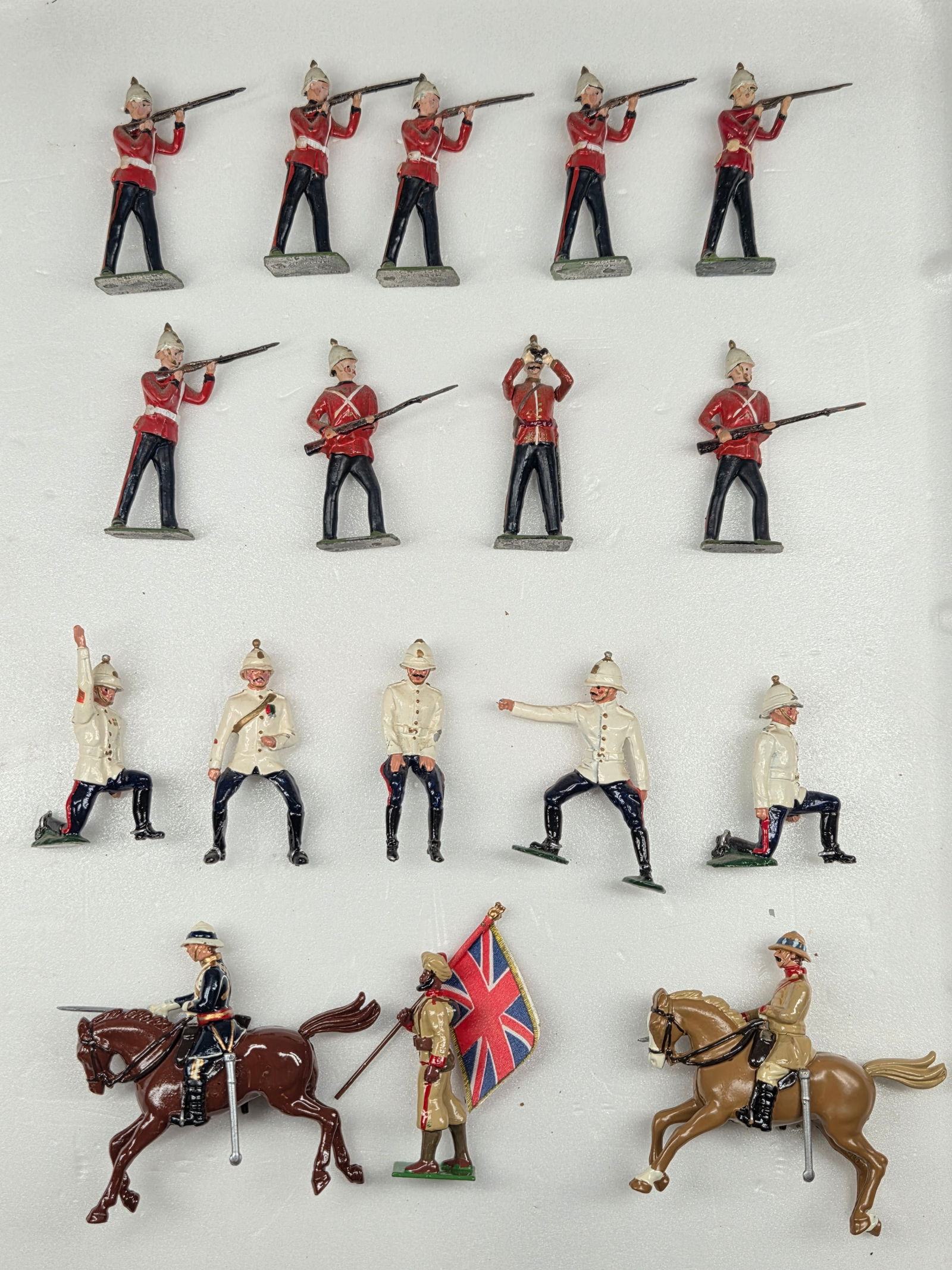 ASSORTED LOT OF VARIOUS VINTAGE BRITAIN SOLDIERS (1 of 6)
