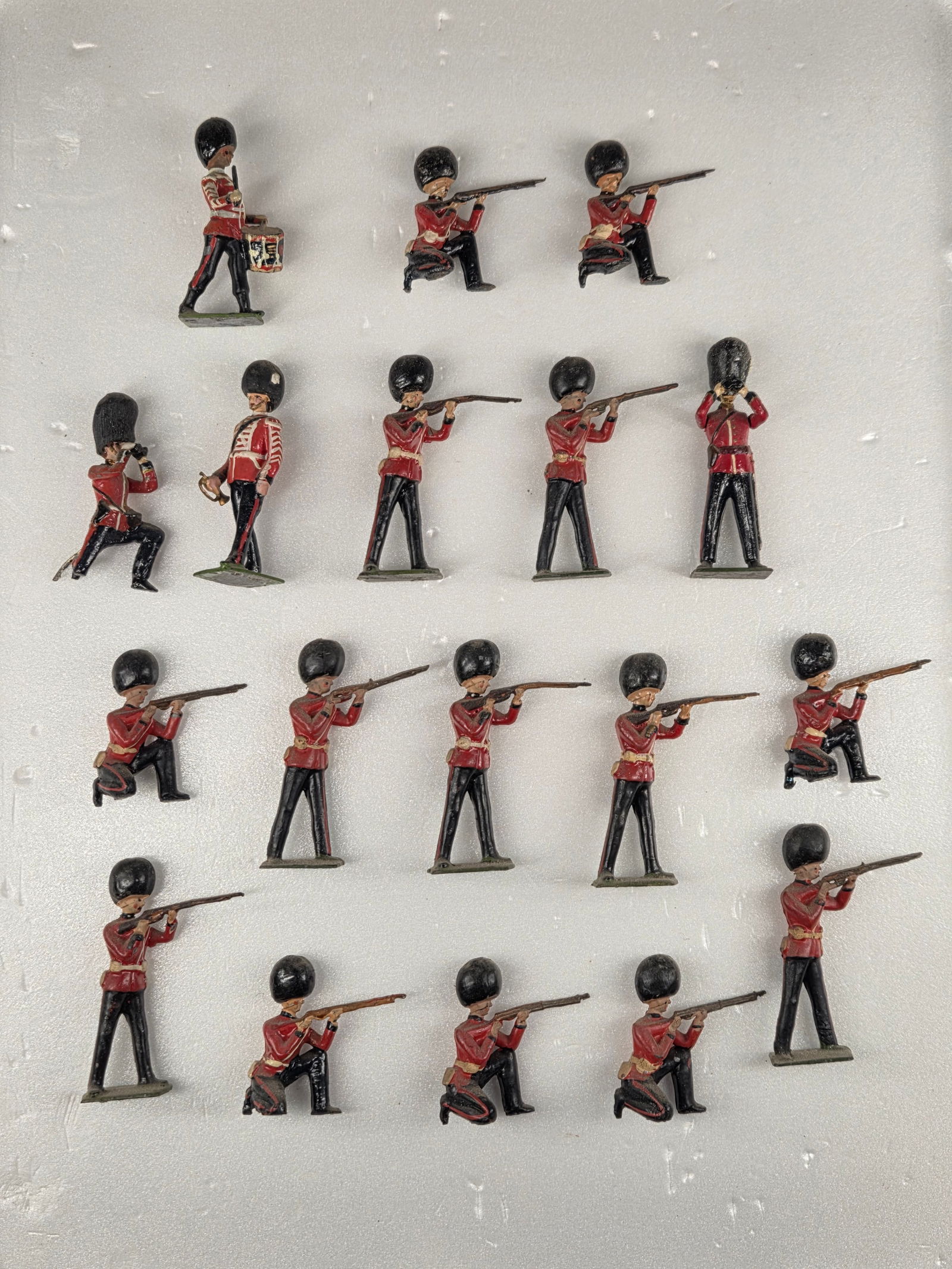 18) VARIOUS VINTAGE BRITAIN GUARD SOLDIERS (1 of 6)