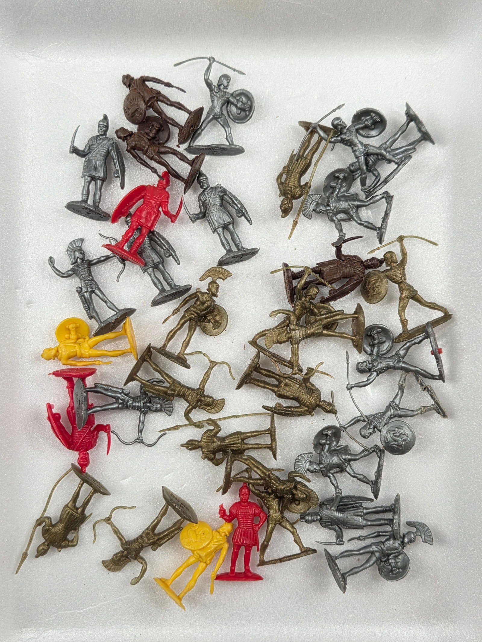 VARIOUS MINIATURE PLASTIC TOY SOLDIERS (1 of 7)