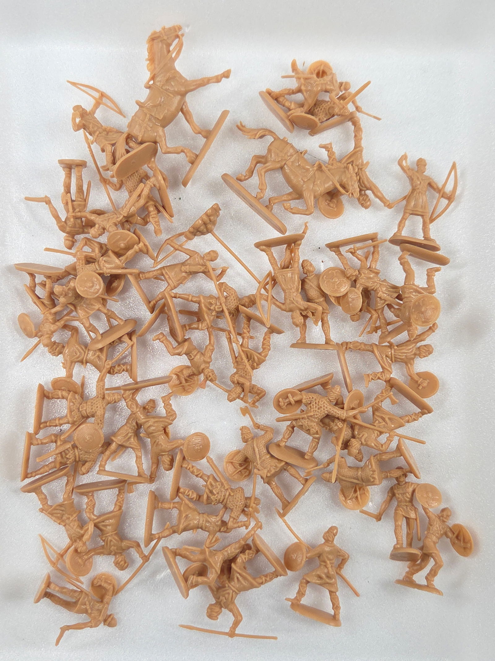 VARIOUS MINIATURE PLASTIC TOY SOLDIERS (1 of 5)