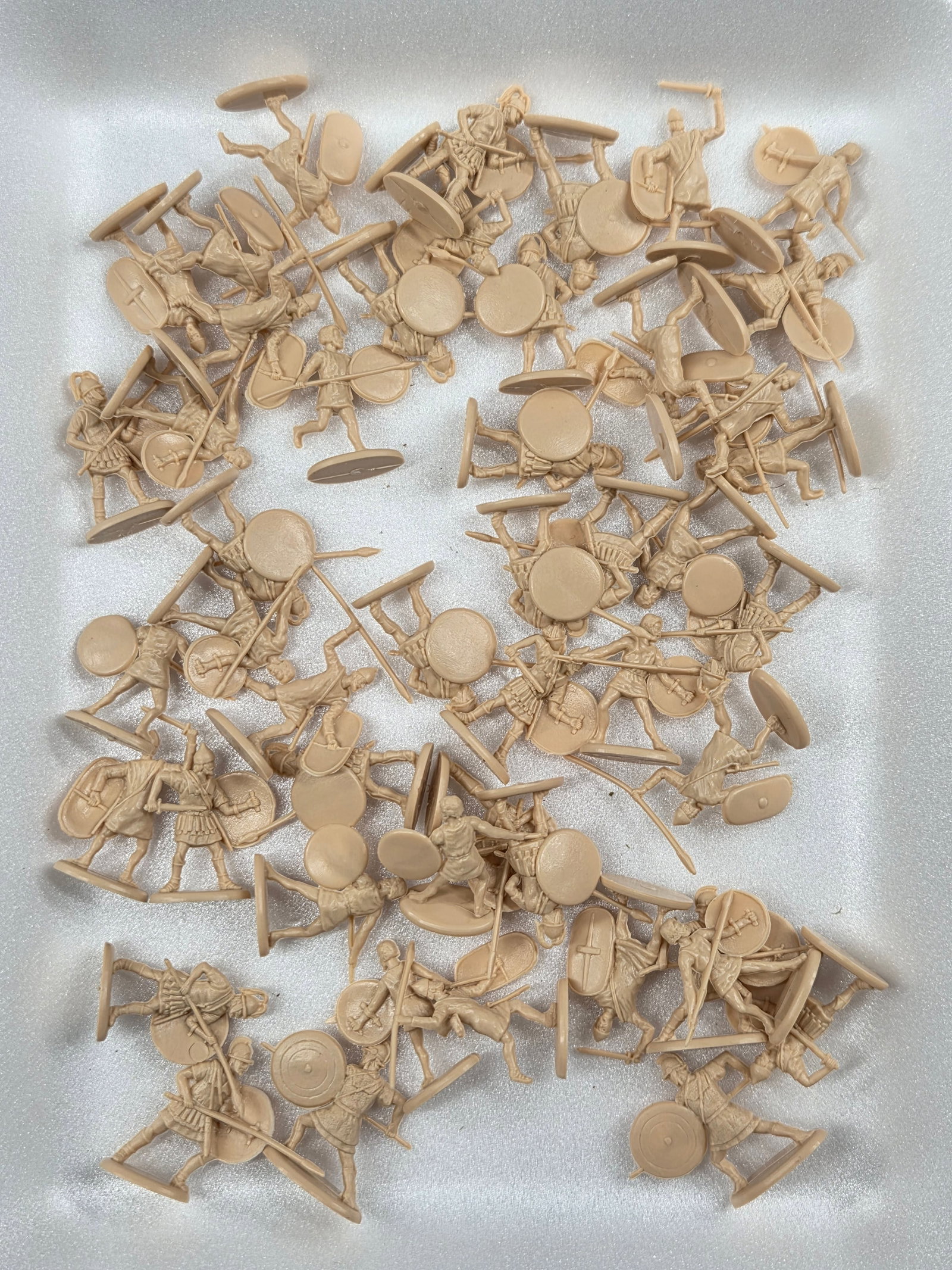 VARIOUS MINIATURE PLASTIC TOY SOLDIERS (1 of 5)