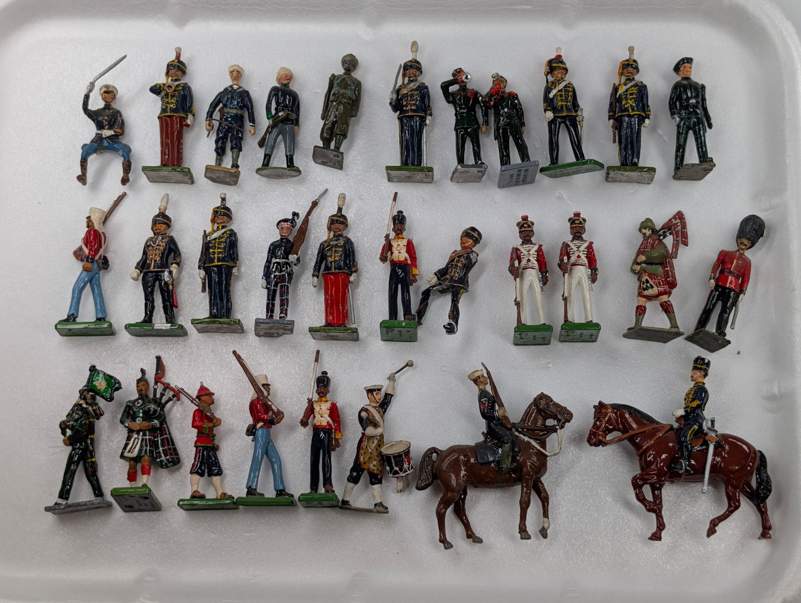 LARGE ASSORTMENT VARIOUS BRAND LEAD SOLDIERS (1 of 4)