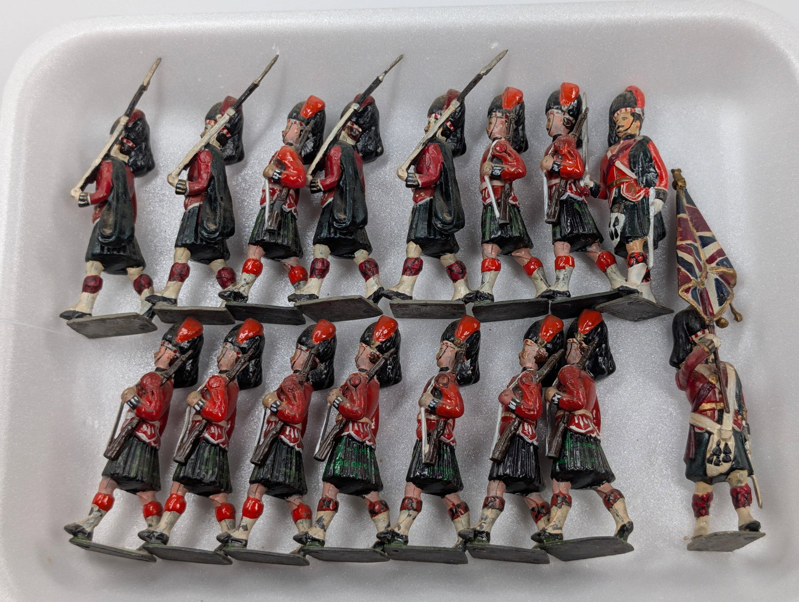 SET OF 16 VINTAGE BRITAINS LEAD SOLDIERS: ALL REMAIN IN GOOD CONDITION, SHOWING SOME TYPICAL USAGE / PAINT WEAR.