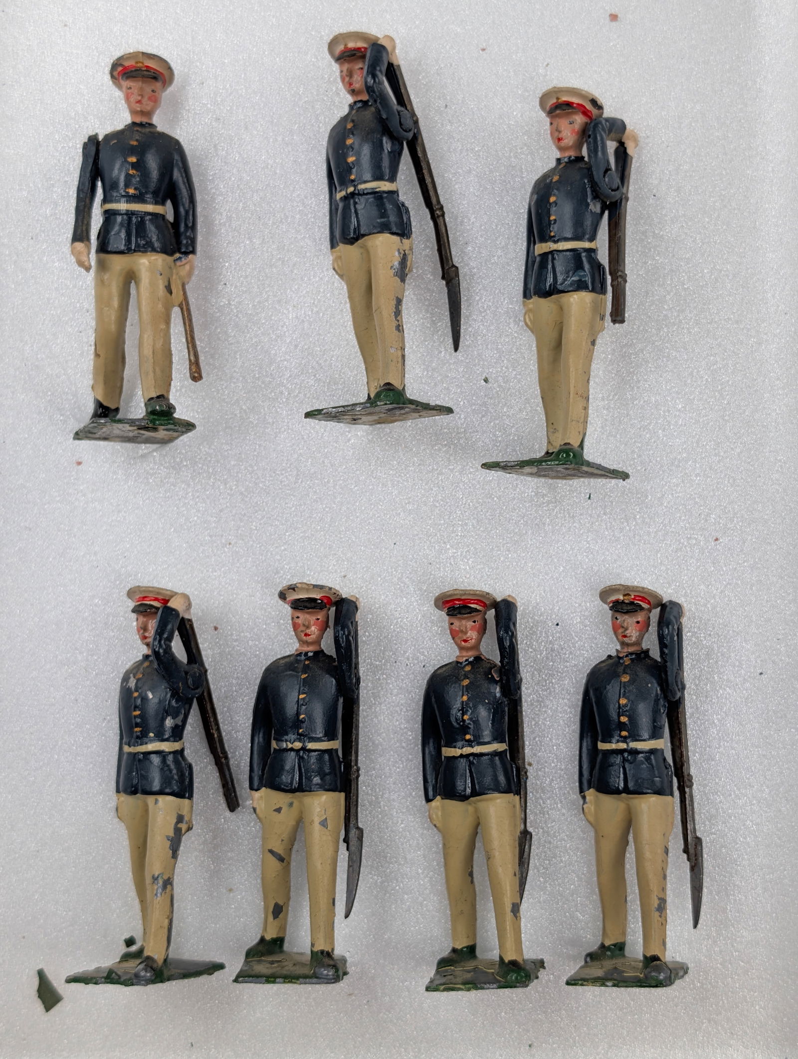 SET OF 7 VINTAGE BRITAINS SOLDIERS W/ OFFICER (1 of 4)