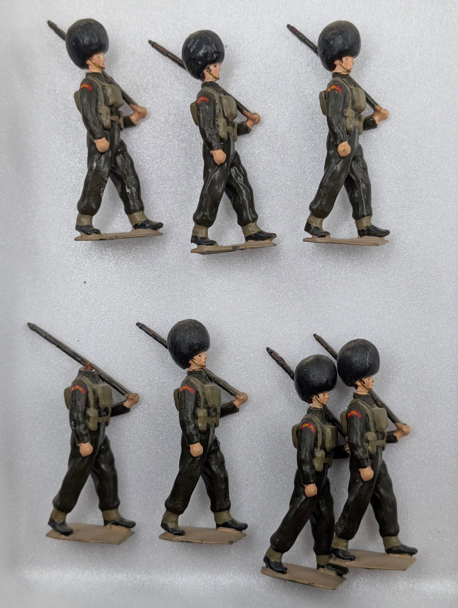 SET OF 7 VINTAGE BRITAIN MARCHING SOLDIERS: ALL REMAIN IN GOOD CONDITION, SHOWING SOME TYPICAL WEAR. ONE WITH BROKEN MISSING HEAD.