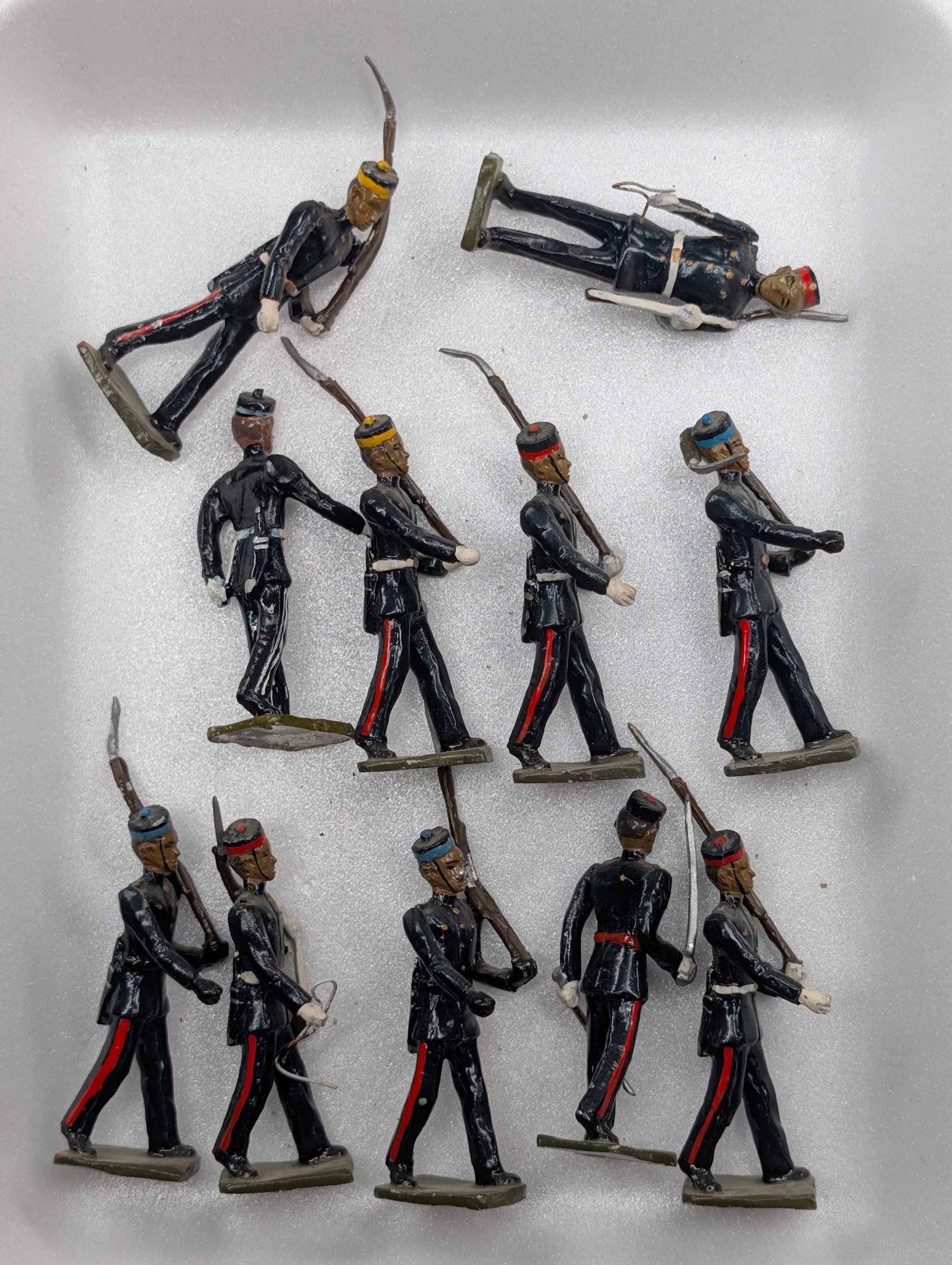 SET OF 11 VINTAGE BRITAIN SOLDIERS: ALL REMAIN IN FAIR TO GOOD CONDITION, SHOWINGS OME TYPICAL WEAR WITH BENT RIFLES.