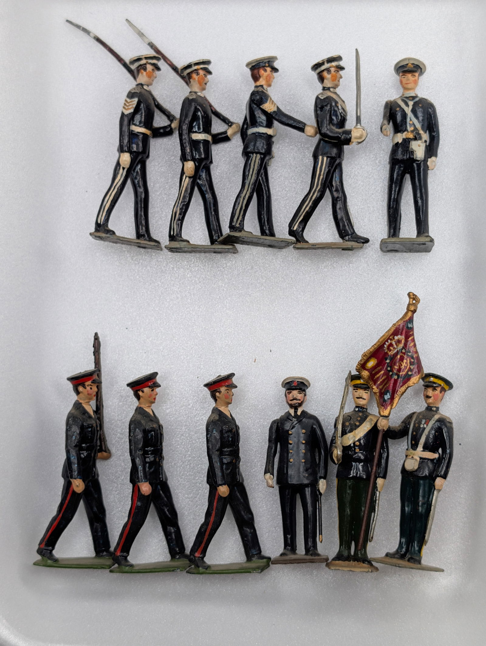11) VARIOUS VINTAGE BRITAIN SOLDIERS W/ COLOUR & OFFICERS (1 of 4)