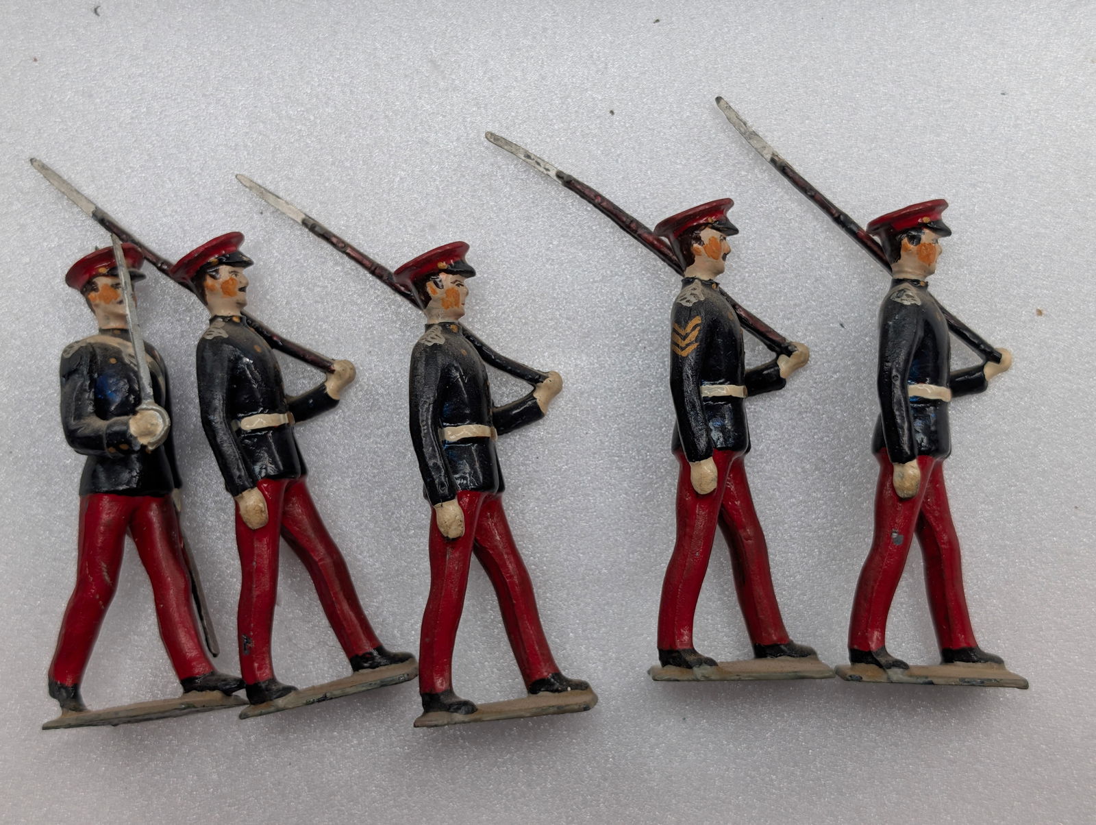 SET OF 5 HAND PAINTED BRITAINS SOLDIERS W/ OFFICER (1 of 4)