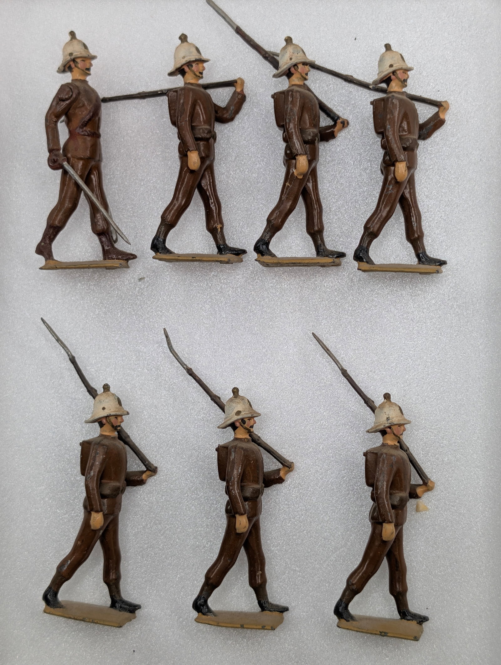 SET OF 7 VINTAGE BRITAINS SOLDIERS W/ OFFICER (1 of 4)