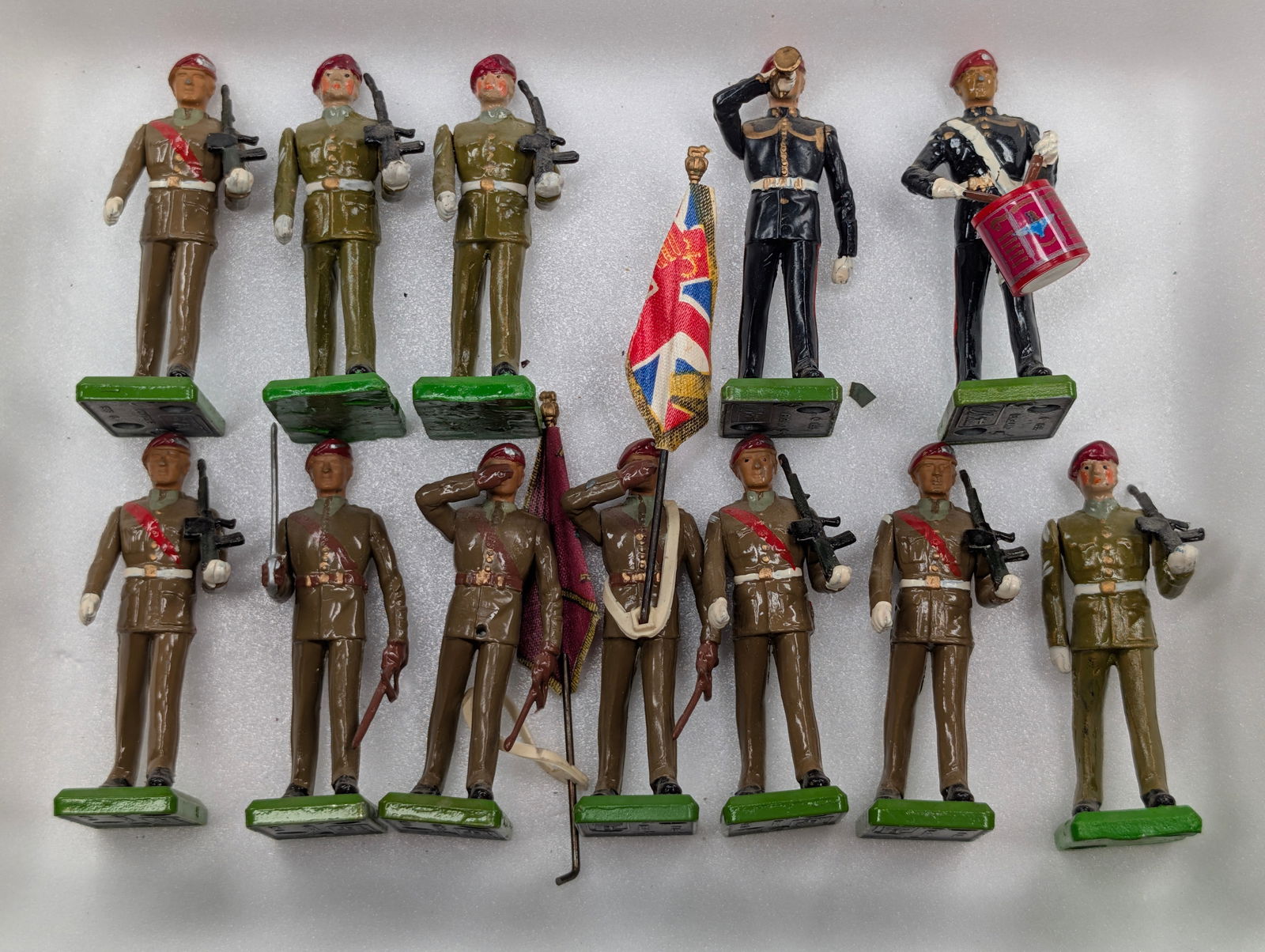 12) VARIOUS BRITAIN SOLDIERS W/ COLOURS (1 of 4)