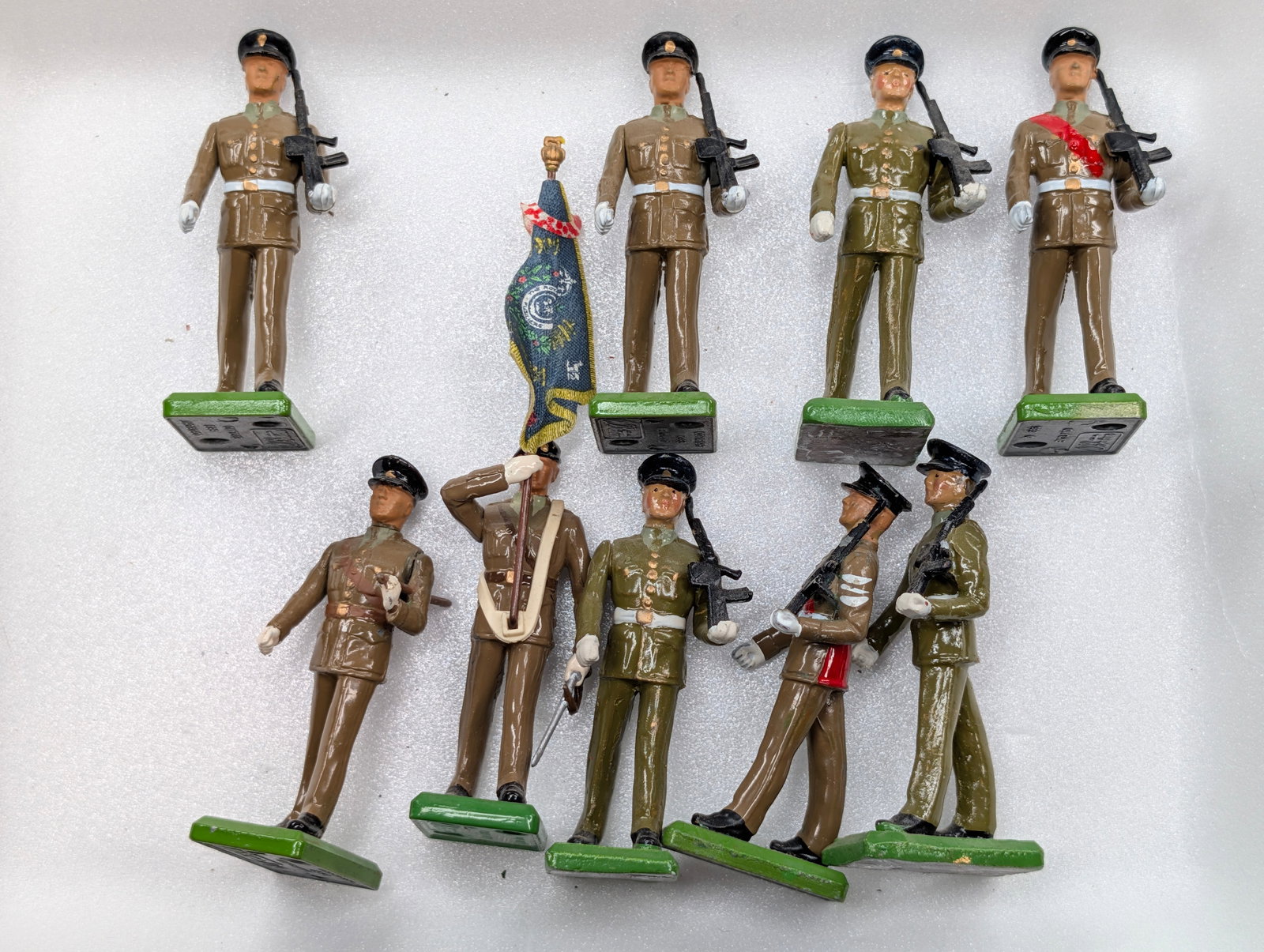 9) VARIOUS BRITAIN SOLDIERS W/ COLOUR (1 of 4)