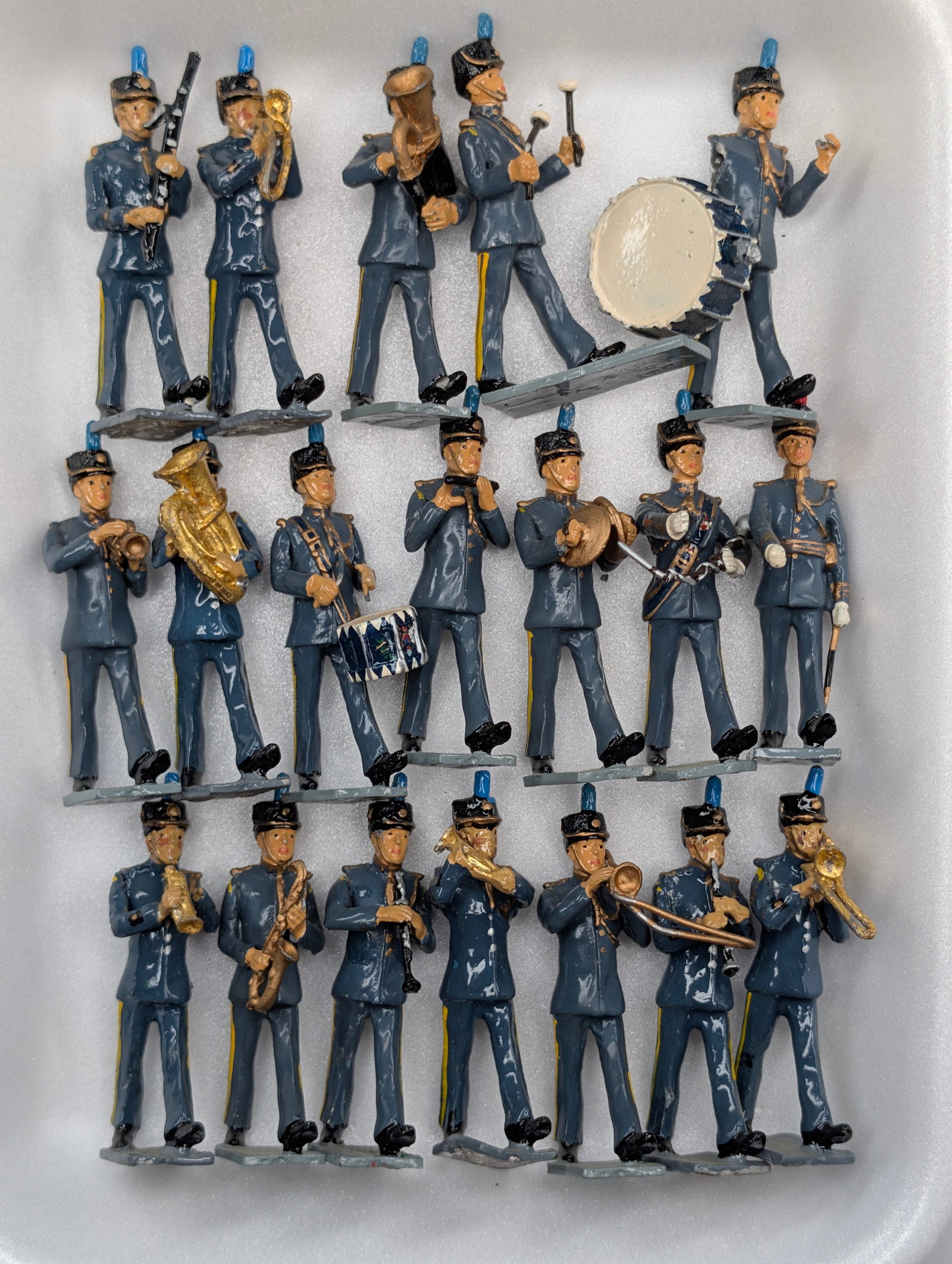 SET OF 19 VINTAGE BRITAIN SOLDIER BAND: ALL REMAIN IN GOOD CONDITION, SHOWING SOME TYPICAL WEAR.