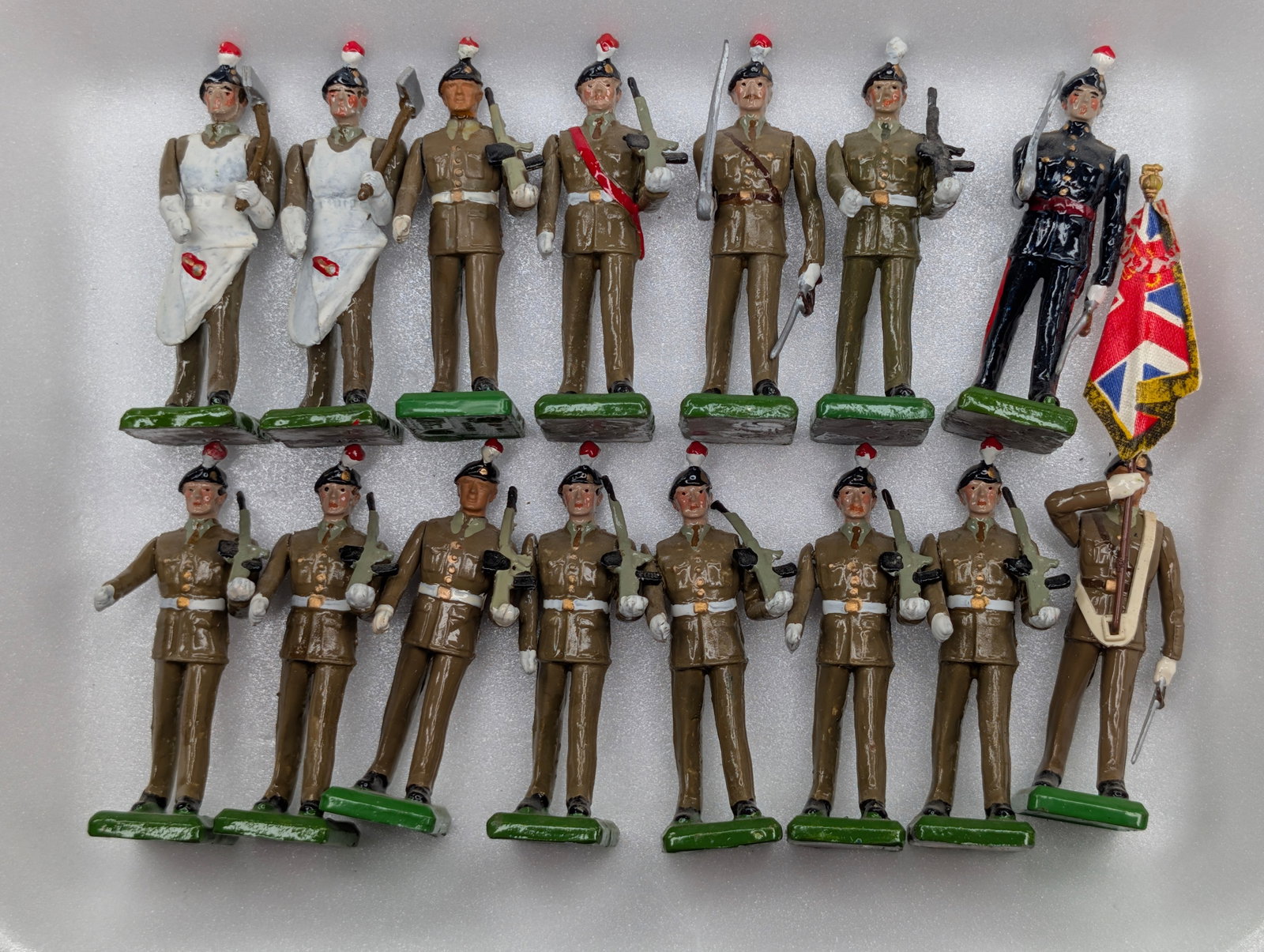 15) VARIOUS W. BRITAIN LEAD SOLDIERS W/ COLOUR: ALL REMAIN IN GOOD CONDITION, SHOWING SOME TYPICAL WEAR.