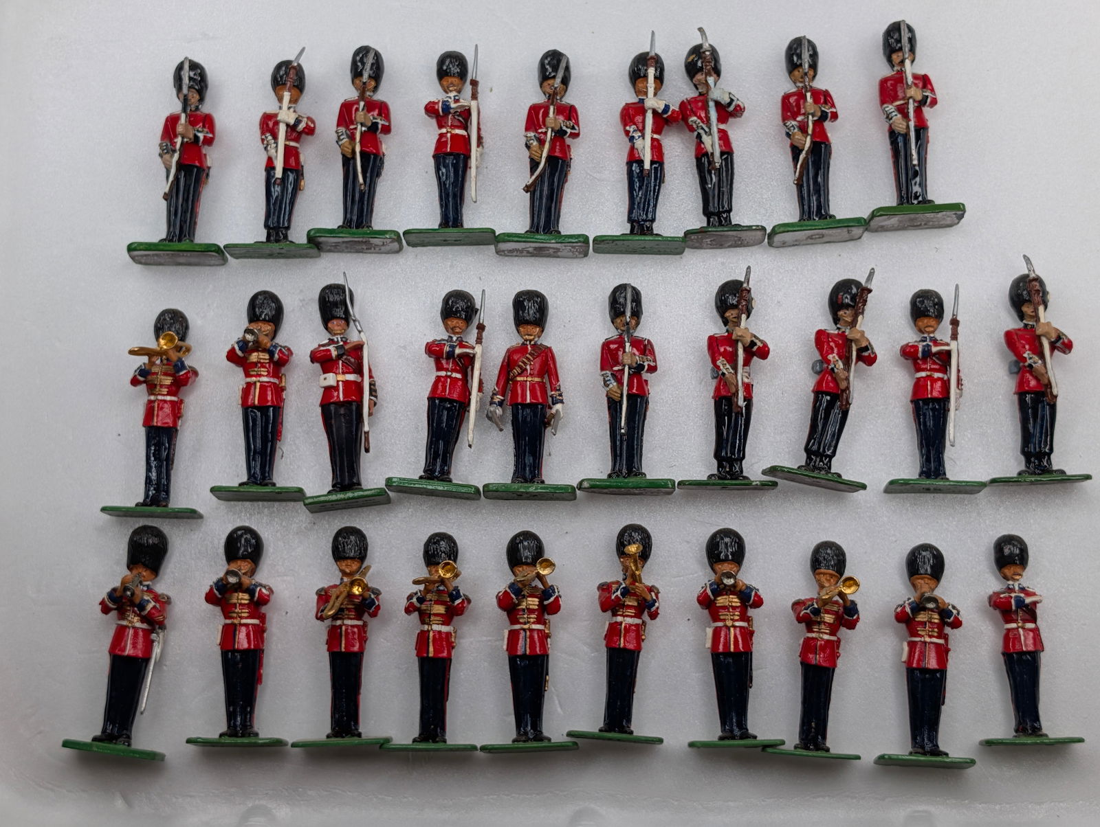 SET OF 29 W/ BRITAIN GUARD SOLDIERS 1999 (1 of 4)