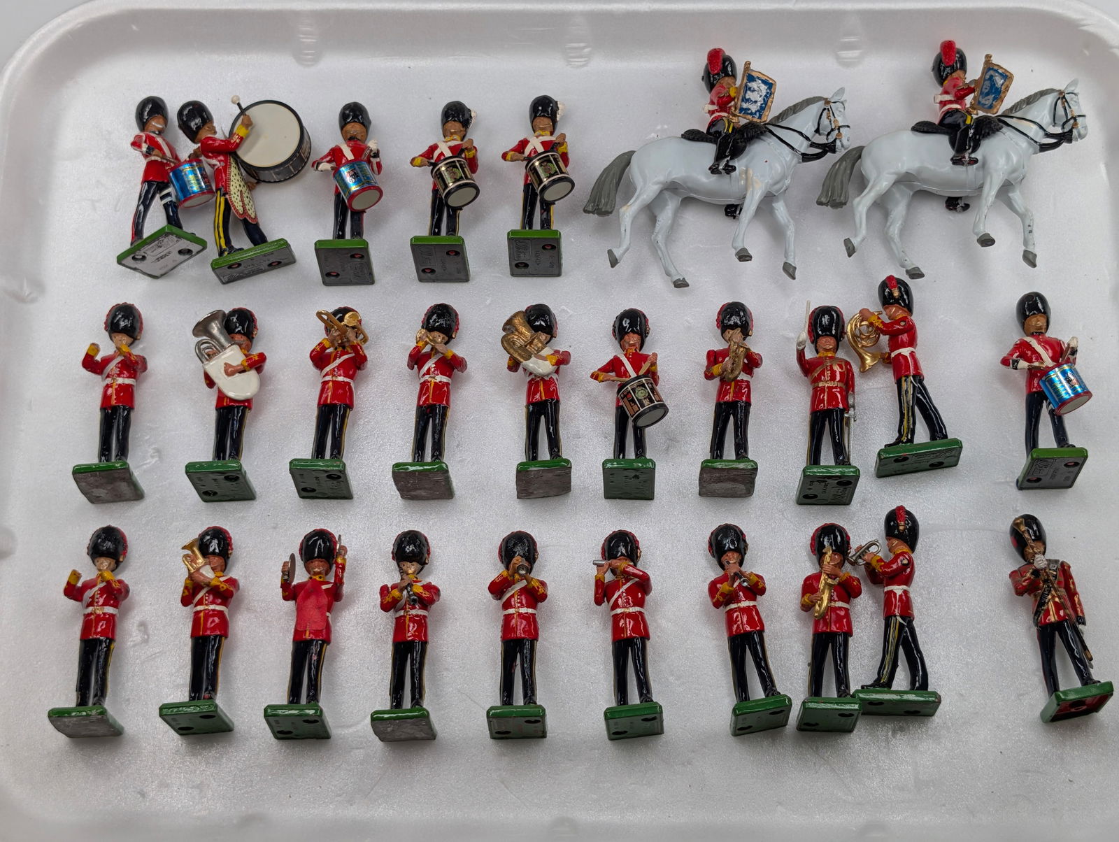 SET OF 27 BRITAIN SOLDIER BAND: ALL REMAIN IN GOOD CONDITION, SHOWING SOME TYPICAL WEAR.