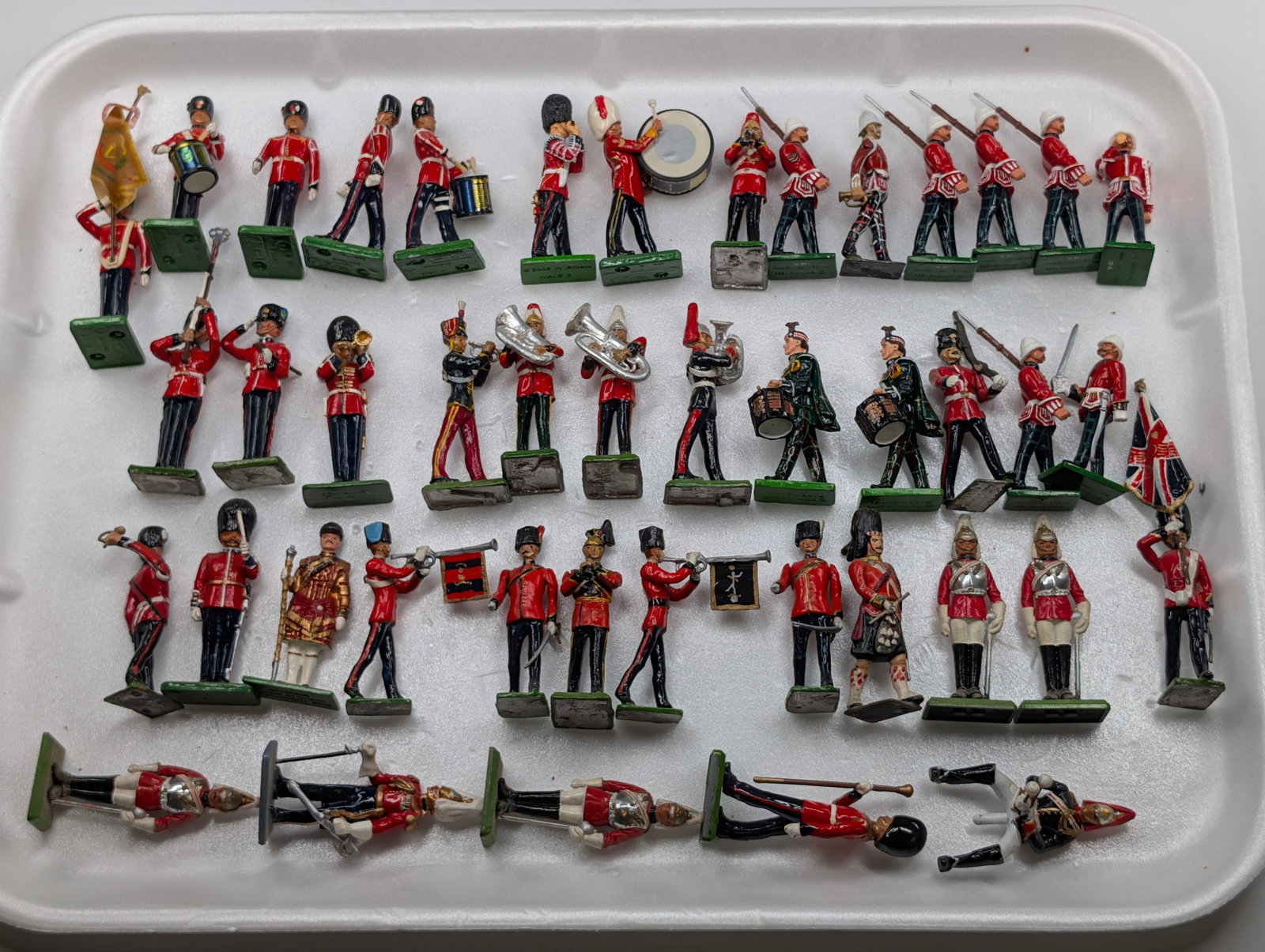 LARGE ASSORTMENT VARIOUS LEAD SOLDIERS: ALL REMAIN IN GOOD CONDITION, SHOWING SOME TYPICAL WEAR.