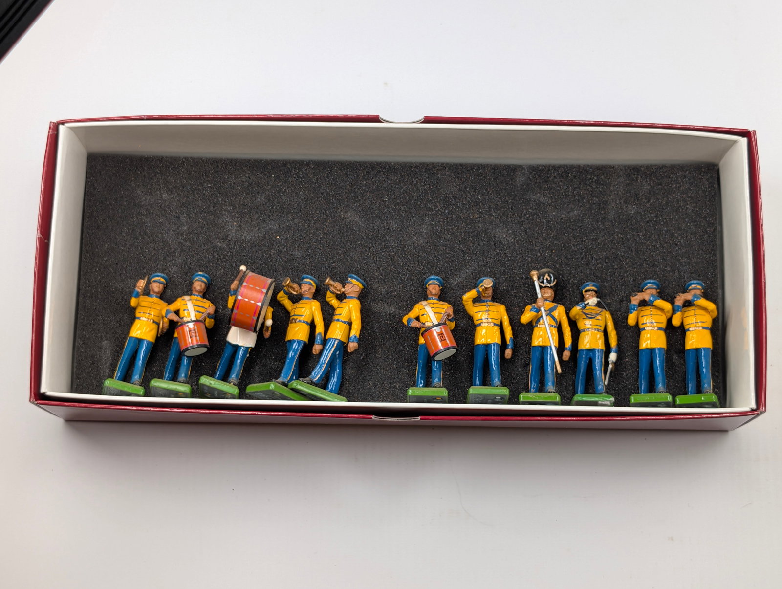 SET OF 11 BRITAIN SOLDIER YELLOW ARMY BAND (1 of 4)