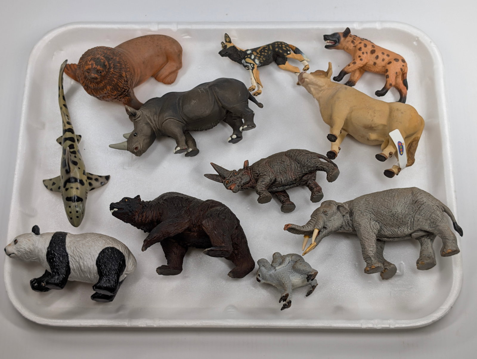 VARIOUS COLLECTIBLE PLASTIC ANIMALS (1 of 5)