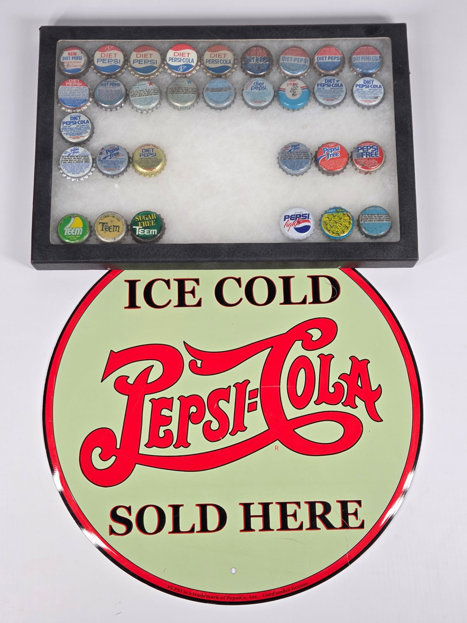 VINTAGE PEPSI BOTTLE CAPS & REPRODUCTION SIGN (1 of 10)