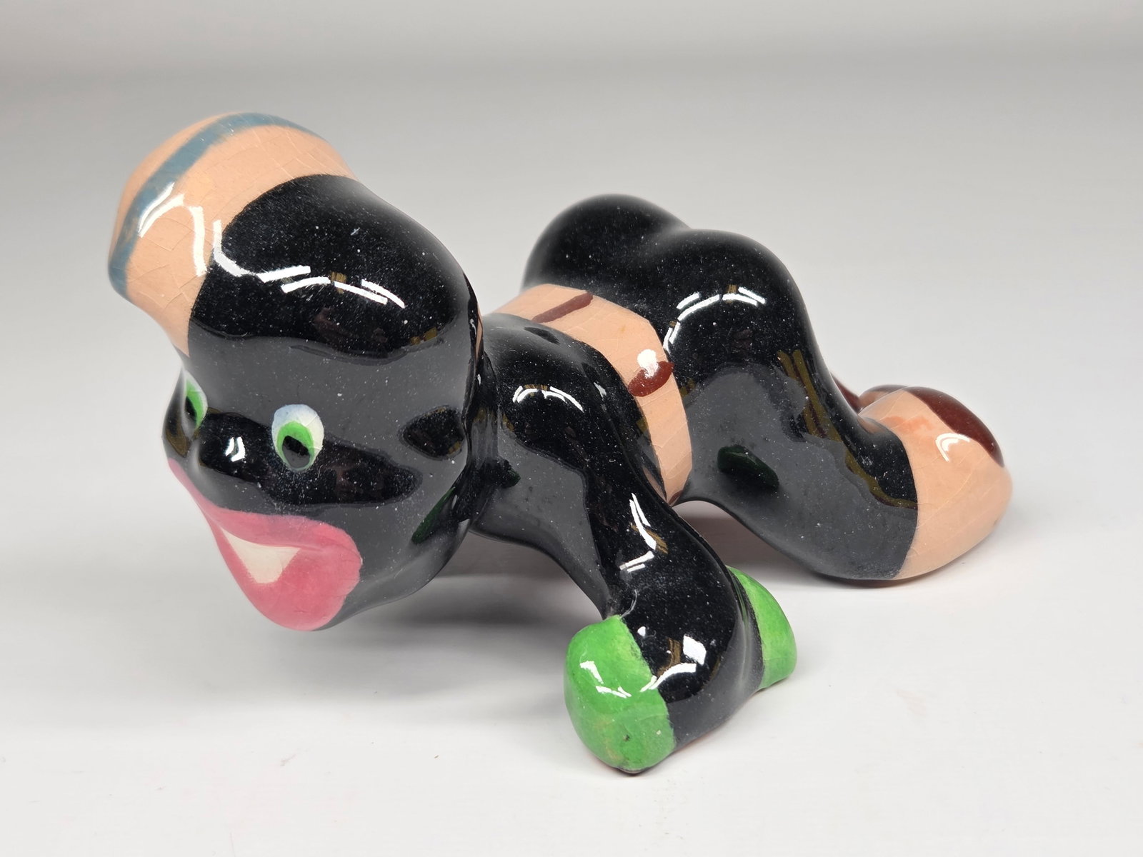 CERAMIC BLACK AMERICANA SOLDIER CRAWLING: REMAINS IN GOOD CONDITION, SHOWING SOME TYPICAL WEAR. NO CHIPS OR CRACKS.