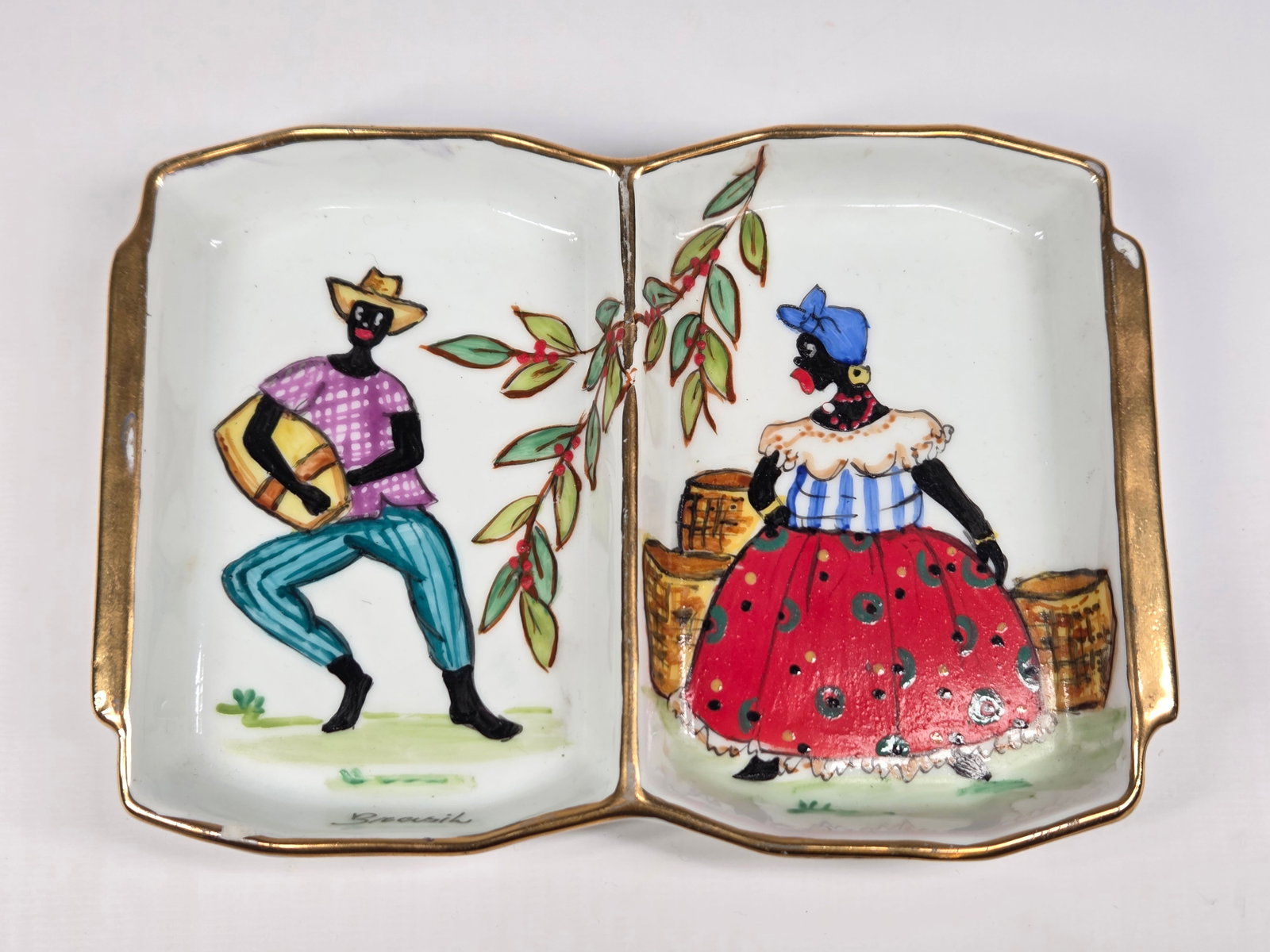 CERAMIC BRASIL SOUVENIR PIN DISH: REMAINS IN GOOD CONDITION, SHOWING SMALL CHIP.