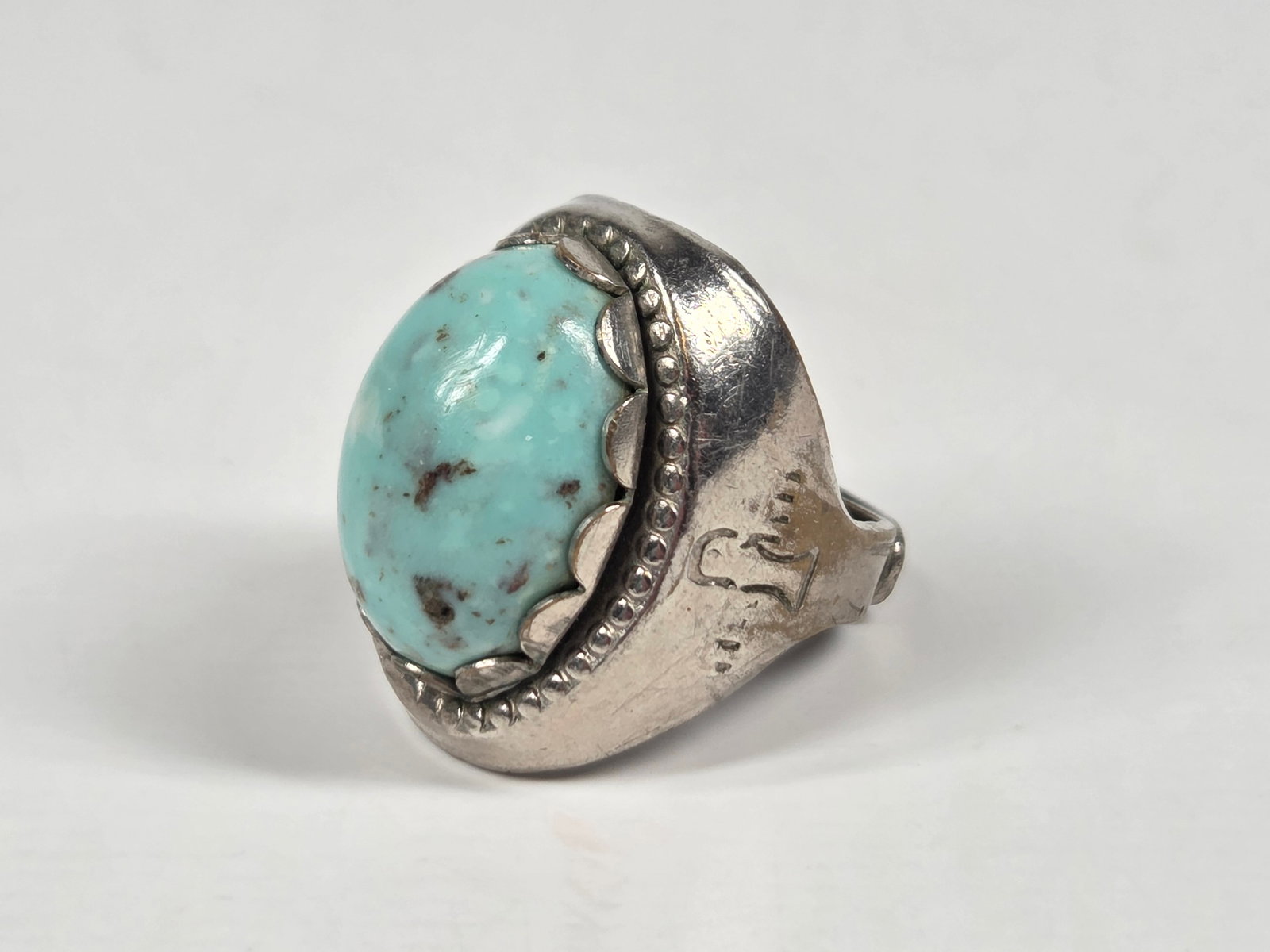 VINTAGE SKY KING NAVAJO TURQUOISE PREMIUM RING: REMAINS IN GOOD CONDITION, SHOWING SOME TYPICAL WEAR.