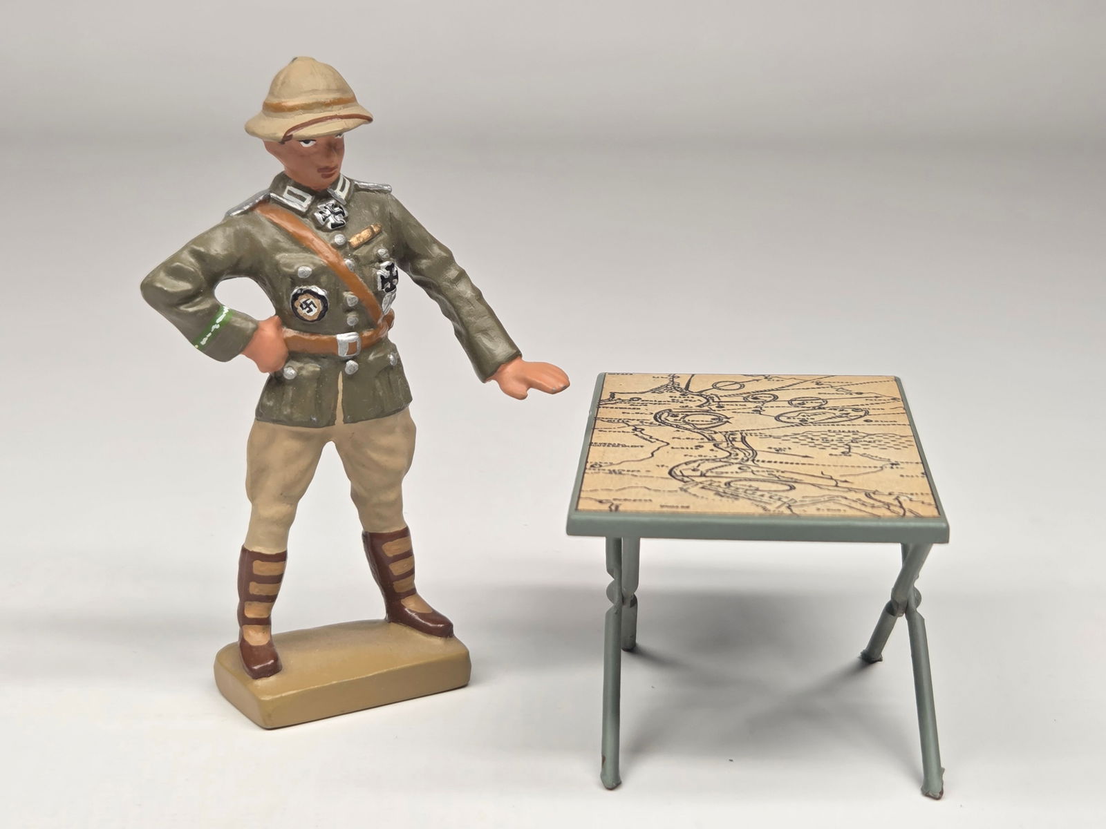 LINEOL USA TOY SOLDIER MAP READING TABLE: SET REMAINS IN VERY GOOD CONDITION, HOWEVER TABLE IS BROKEN AT LEGS.