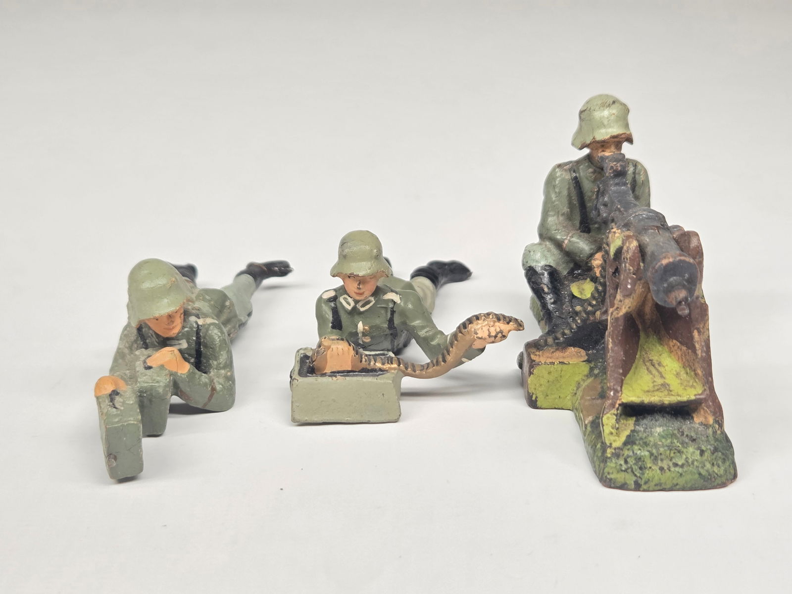 LINEOL ELASTOLIN GERMAN SOLDIERS W/ GUNNER, FEEDER & AMMO BOXES (1 of 7)