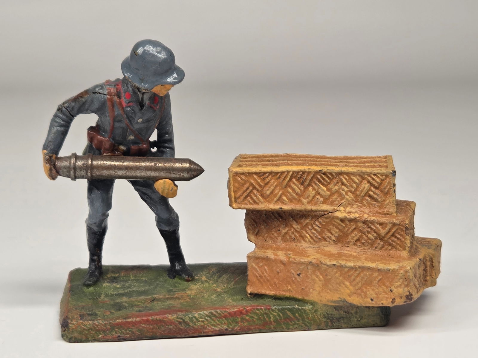 LINEOL GERMAN COMPOSITION SOLDIER W/ AMMO BOXES: REMAINS IN GOOD CONDITION, SHOWING SOME TYPICAL WEAR.