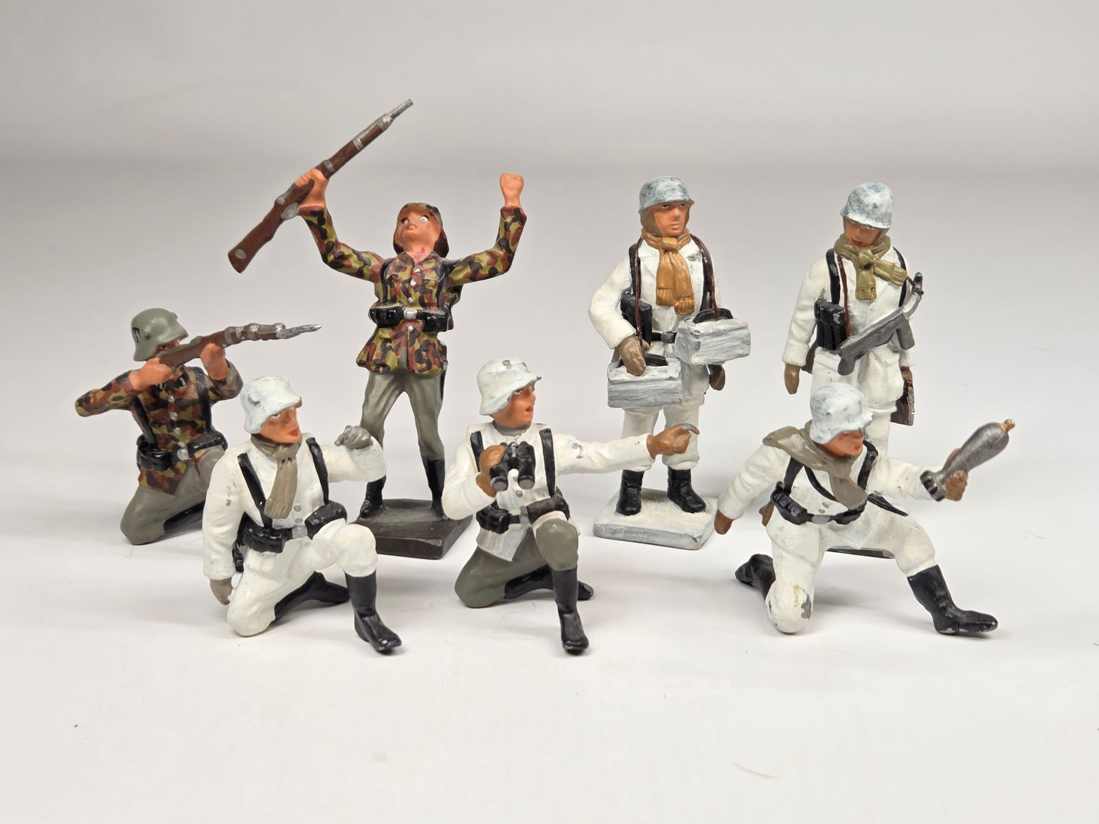 VARIOUS BRAND MODERN TOY SOLDIERS: ALL REMAIN IN GOOD CONDITION, SHOWING SOME TYPICAL WEAR.