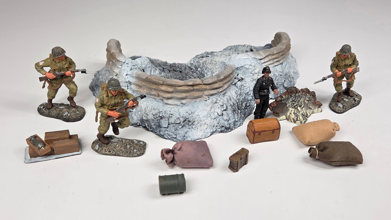 VARIOUS BRITAINS AND OTHER BRAND SOLDIERS: ALL REMAIN IN GOOD CONDITION, SHOWING SOME TYPICAL WEAR.