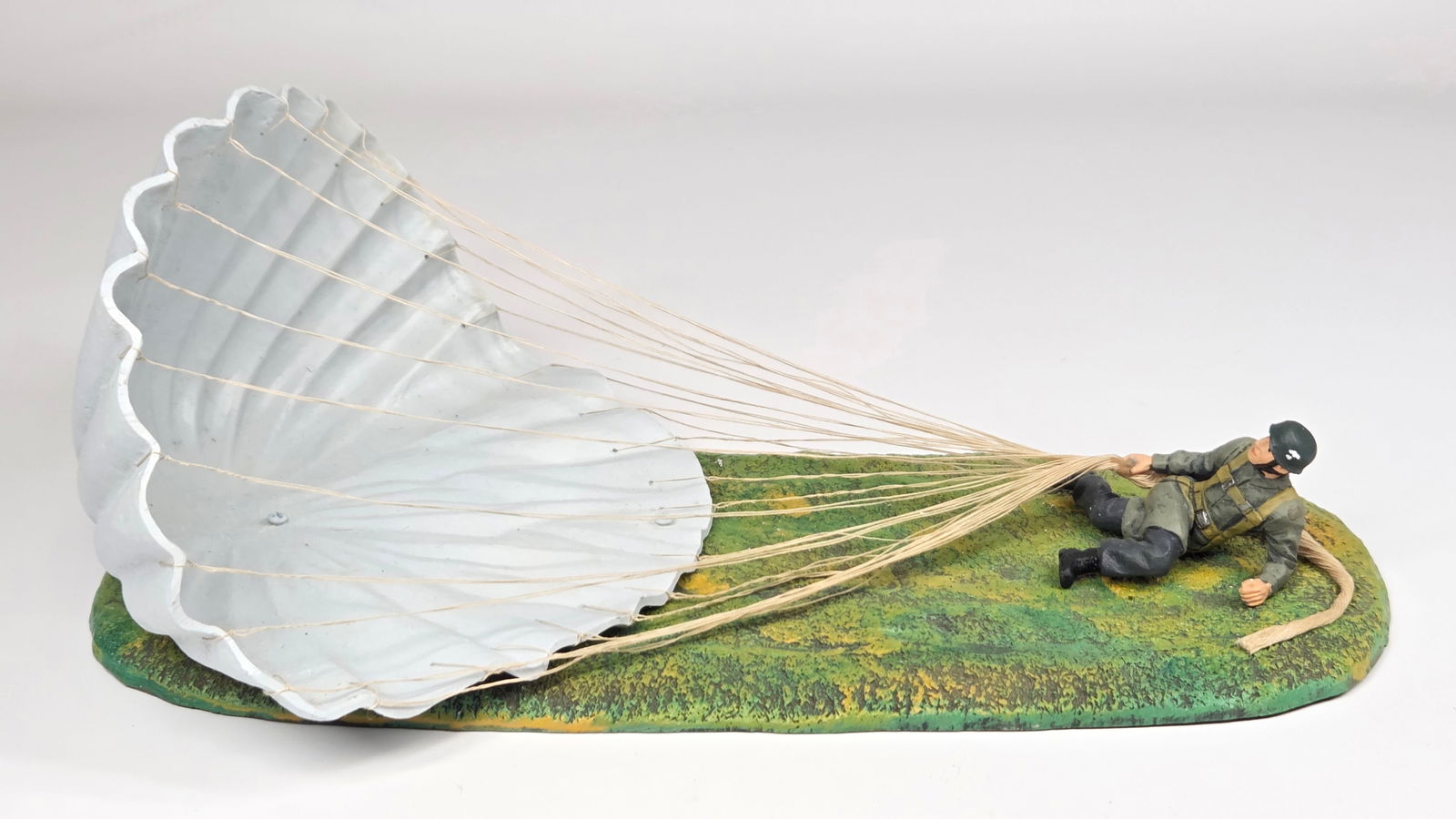 LINEOL GERMAN SOLDIER PARATROOPER LANDING: REMAINS IN VERY GOOD CONDITION.