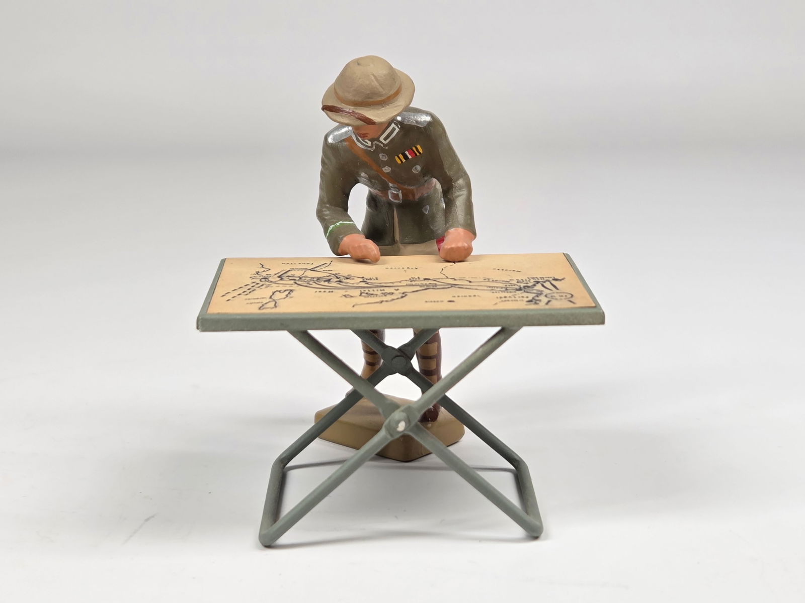 LINEOL USA TOY SOLDIER MAP READING TABLE: SET REMAINS IN VERY GOOD CONDITION.