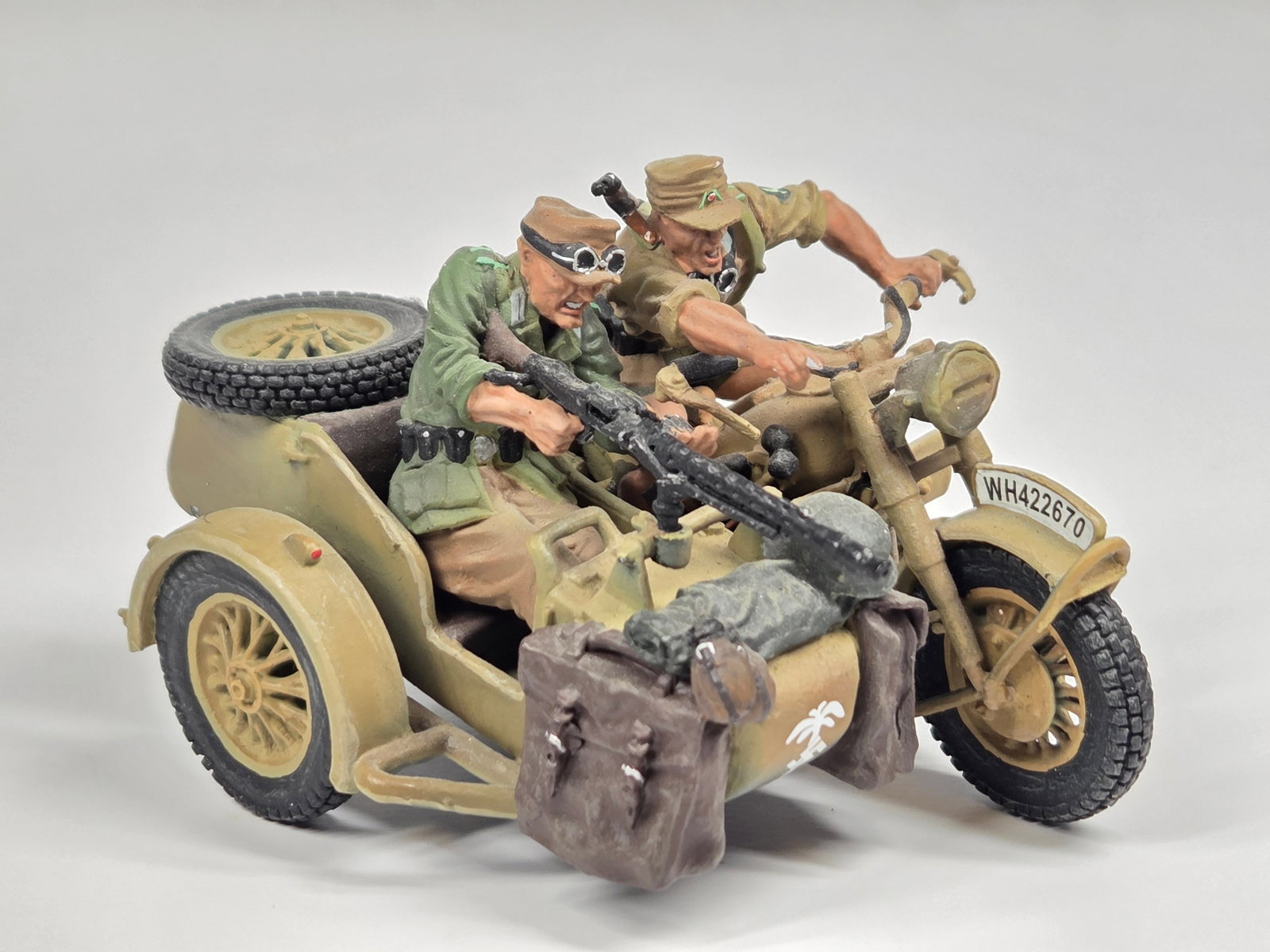 COLLECTORS SHOWCASE TOBRUK 1942 MOTORCYCLE W/ SIDECAR: REMAINS IN VERY GOOD CONDITION, SHOWING SOME TYPICAL WEAR.
