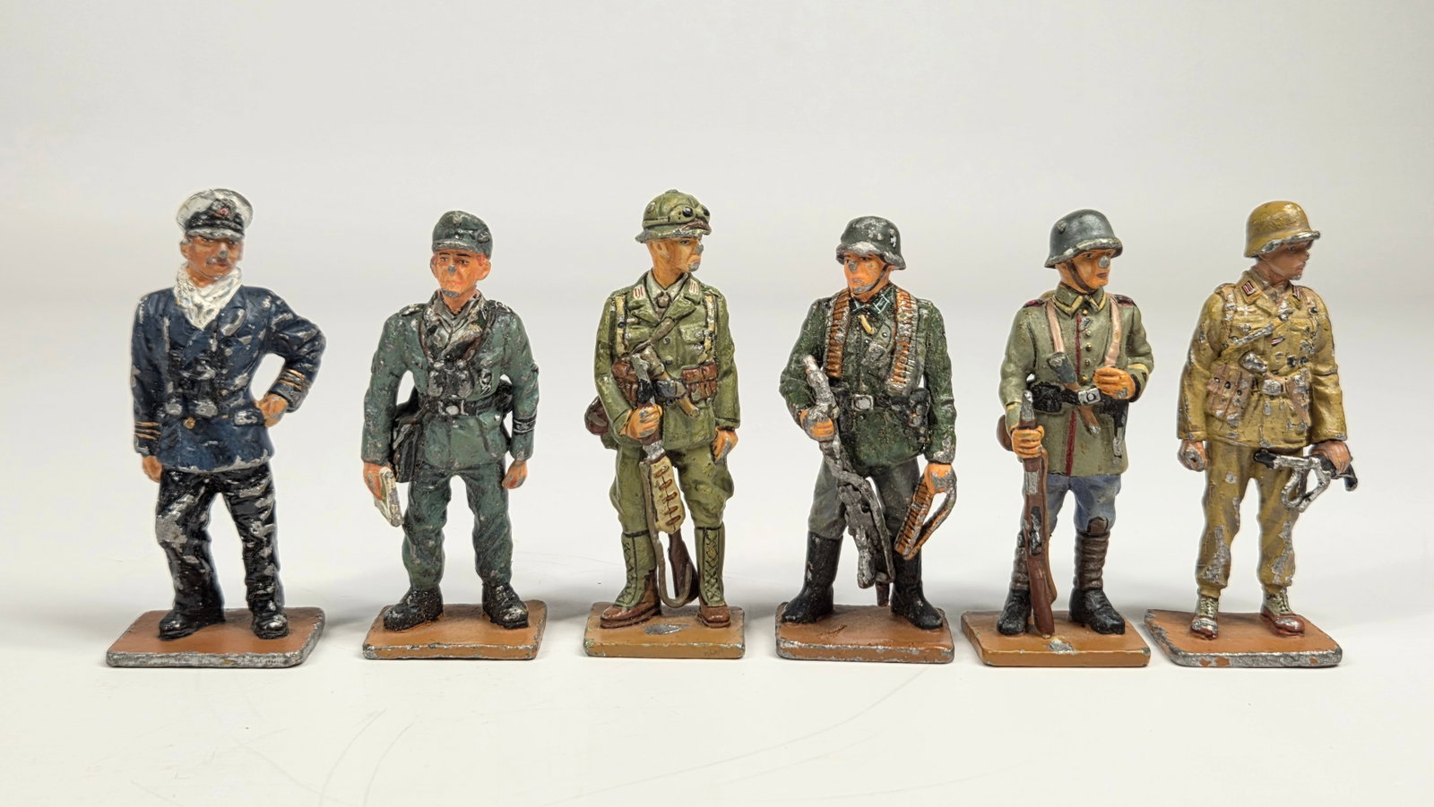 6) DEL PRADO COLLECTION SOLDIERS: ALL REMAIN IN POOR TO FAIR CONDITION, SHOWING PAINT WEAR THROUGHOUT.