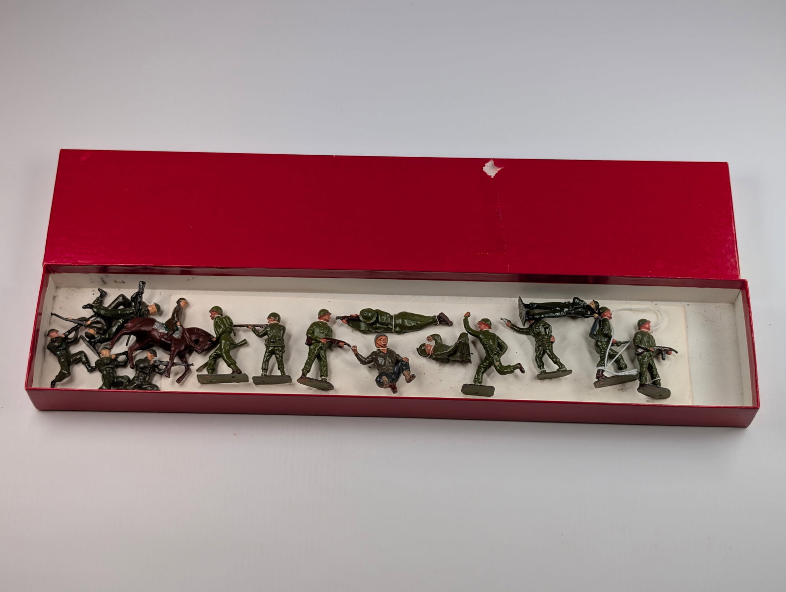 VARIOUS BRAND LEAD SOLDIERS: ALL REMAIN IN FAIR TO GOOD CONDITION, SHOWING SOME PAINT WEAR.