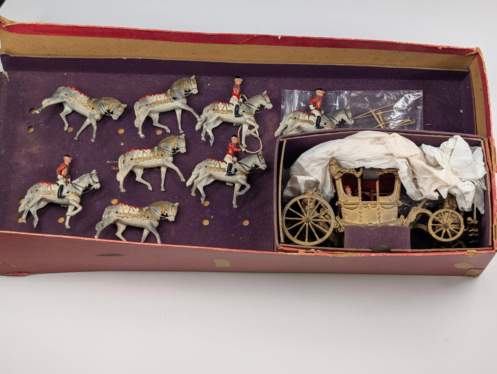 1950's BRITAINS LTD HORSE DRAWN CORONATION SET: SET REMAINS IN FAIR CONDITION, SHOWING SOME TYPICAL USAGE / PAINT WEAR. BOX SHOWING WEAR THROUGHOUT.