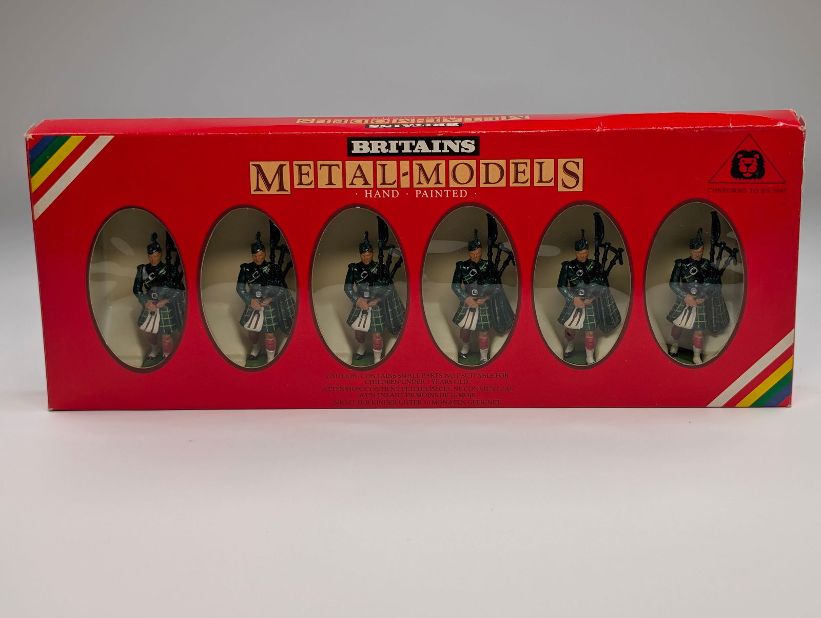 BRITAIN 7242 GORDON HIGHLANDER PIPERS: SET REMAINS IN GOOD CONDITION WITH BOX.