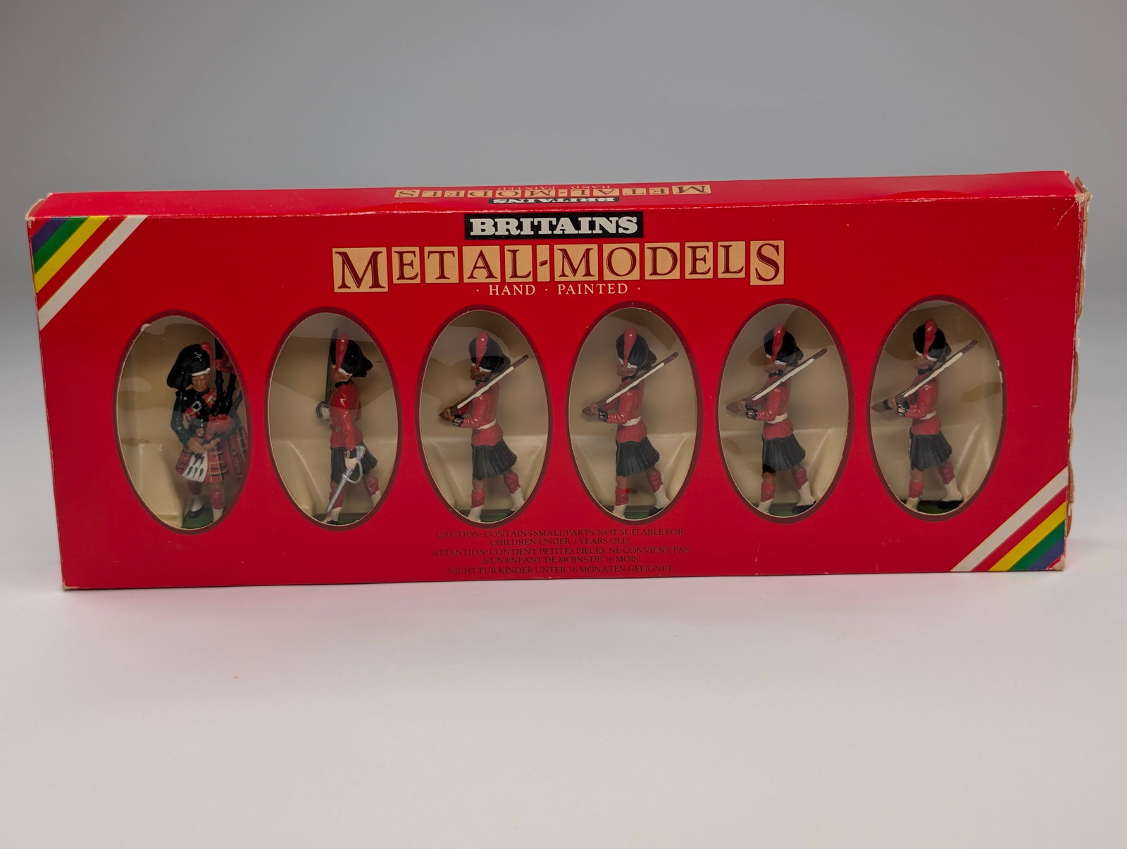 BRITAIN 7237 BLACK WATCH OFFICER, PIPER & 4 MEN: SET REMAINS IN GOOD CONDITION WITH BOX.