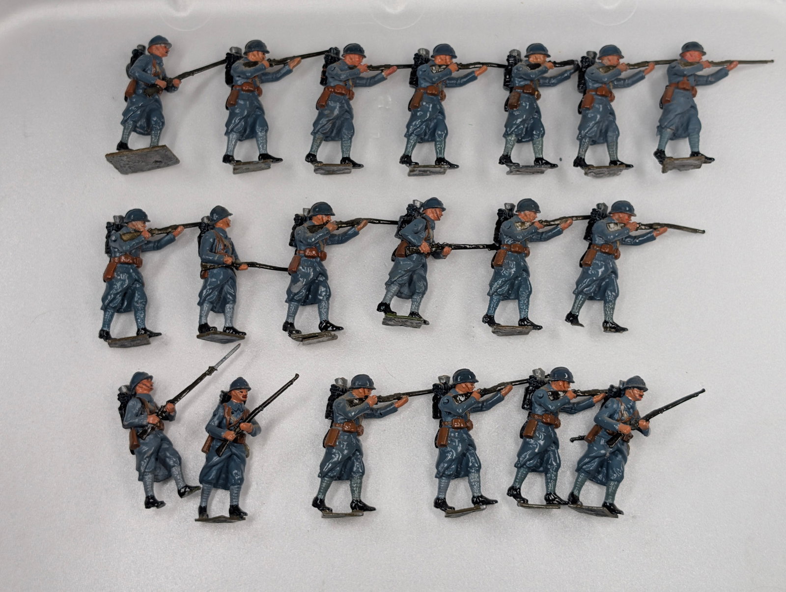 SET OF 19 VINTAGE BRITAIN LEAD SOLDIERS: ALL REMAIN IN FAIR TO GOOD CONDITION, SHOWING SOME TYPICAL WEAR. SOME WITH BROKEN BASES. APPEARS TO HAVE SOME REPAINTS.