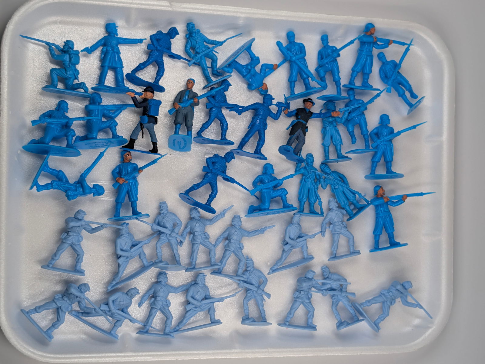 VARIOUS BRAND PLASTIC TOY SOLDIERS: ALL REMAIN IN FAIR TO GOOD CONDITION. SOME PAINTED.