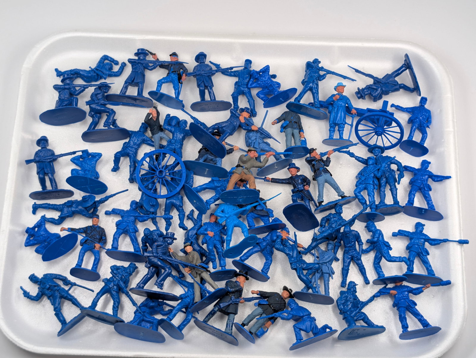 VARIOUS BRAND PLASTIC TOY SOLDIERS: ALL REMAIN IN FAIR TO GOOD CONDITION. SOME PAINTED.