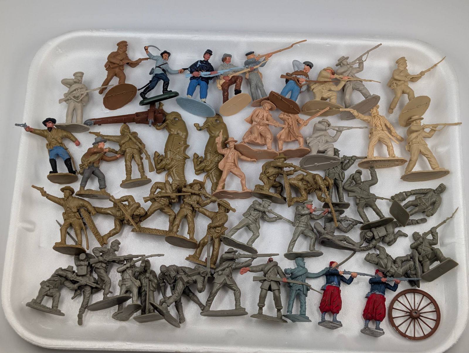 VARIOUS BRAND PLASTIC TOY SOLDIERS: ALL REMAIN IN FAIR TO GOOD CONDITION. SOME PAINTED.