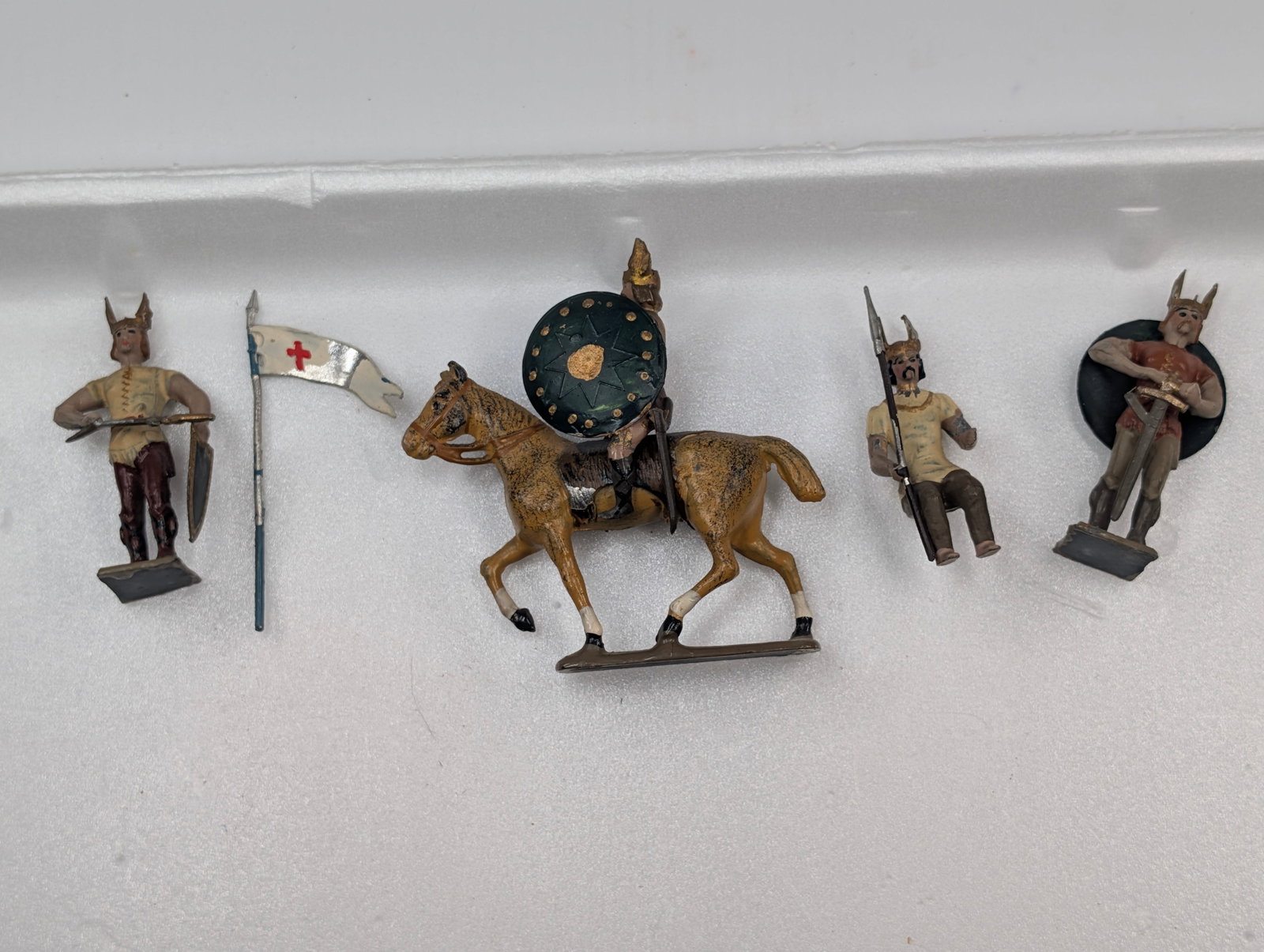 UNMARKED HAND PAINTED ROMAN KNIGHT SOLDIERS: ALL REMAIN IN FAIR TO GOOD CONDITION, SHOWING SOME TYPICAL WEAR.